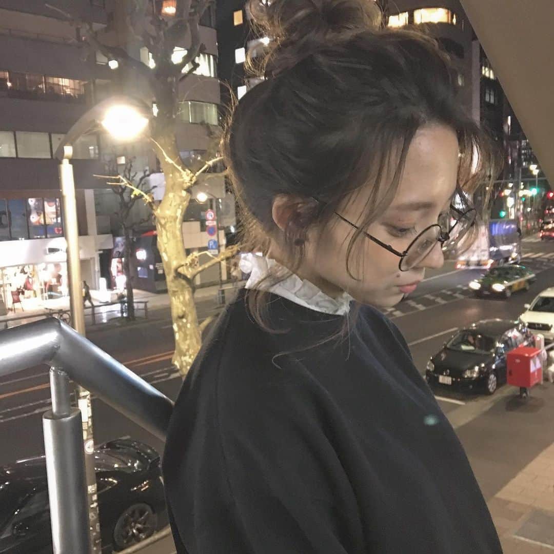兼井遼のインスタグラム：「柔らかいヘアがすき＊  柔らかくほつれるヘア😌  ツヤのある 暗くても透明のある カラーならお任せください☺️  11月のご予約も まだまだお取りできます🙇🏻  ご質問などは コメントにてお問い合わせください！😌  #ケアカラー  #ヘアアレンジ  #ケアダブルカラー  #巻き方  #髪質改善カラー  #イルミナカラー  #ミルクティーベージュ #グレージュ  #ケアブリーチ  #ハイライトカラー  #ハイトーンカラー  #ブリーチ  #ダブルカラー   #インナーカラー  #オリーブアッシュ  #グラデーションカラー  #グレージュカラー  #ツヤトーン  #パーマ  #艶髪  #外国人風  #髪質改善トリートメント  #くびれヘア  #シースルーバング  #髪質改善  #ラベンダーグレージュ  #オリーブグレージュ  #トリートメント  #ヘアアクセサリー　#インナーハイライト」