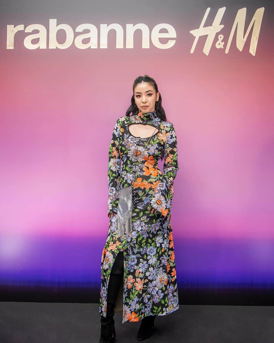 アマンダ・チャンさんのインスタグラム写真 - (アマンダ・チャンInstagram)「Party worthy 🪩🕺💫  Rabanne X H&M available online and in selected stores today  #RabanneHM   Styling @raku.collective  Makeup @larryyeo  Hair @chemistryfusion」11月9日 14時10分 - amandachaang