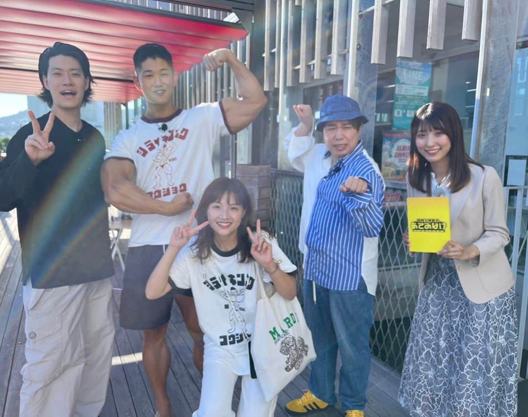 白木愛奈さんのインスタグラム写真 - (白木愛奈Instagram)「霜降り明星のあてみなげ ビーチサッカー編に続いて、ロケに参加させていただきました〜😊  今回は、先週放送分(現在はTVerで配信中です)の前半戦と今週放送分の後半戦を合わせて、下田でダービー、シモダービーです！ 美しい海に美味しいお寿司、そして筋肉…！？💪 粗品さんせいやさん、そして番組を見ていただいている皆さんに下田の魅力を知っていただけたらな〜と思います(*^^*)  そして、1年目のロケでお世話になった魚どんやさんにも再び行くことができ、美味しい金目鯛をいただきました😋 ありがとうございました🙇‍♂️  きょう深夜0:15から、是非ご覧ください〜😆  #霜降り明星のあてみなげ #霜降り明星 さん #白井寛人 さん #下田 #下田観光 #白木愛奈」11月9日 14時06分 - shiraki_mana