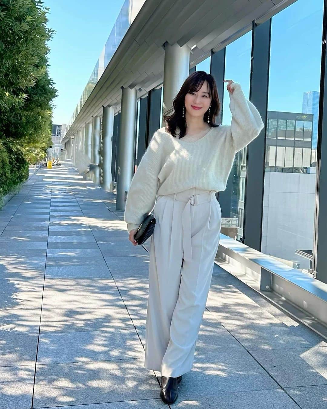 村上麻衣のインスタグラム：「どんどん離れていくコマ送り🤭💨  Tops @fray_id  Pants @naturalbeautybasic_official   最近は、ゆるゆるの服が好きです💖  相変わらずネット購入ですが、 買うお店が少し変わってきました。  それにしても暖かい日々が続いていて なかなか冬服になれませんね〜笑  #今日のコーデ #フレイアイディー #frayid #パンツコーデ #ナチュラルビューティーベーシック #今日のコーディネート #今日のファッション #fashion」