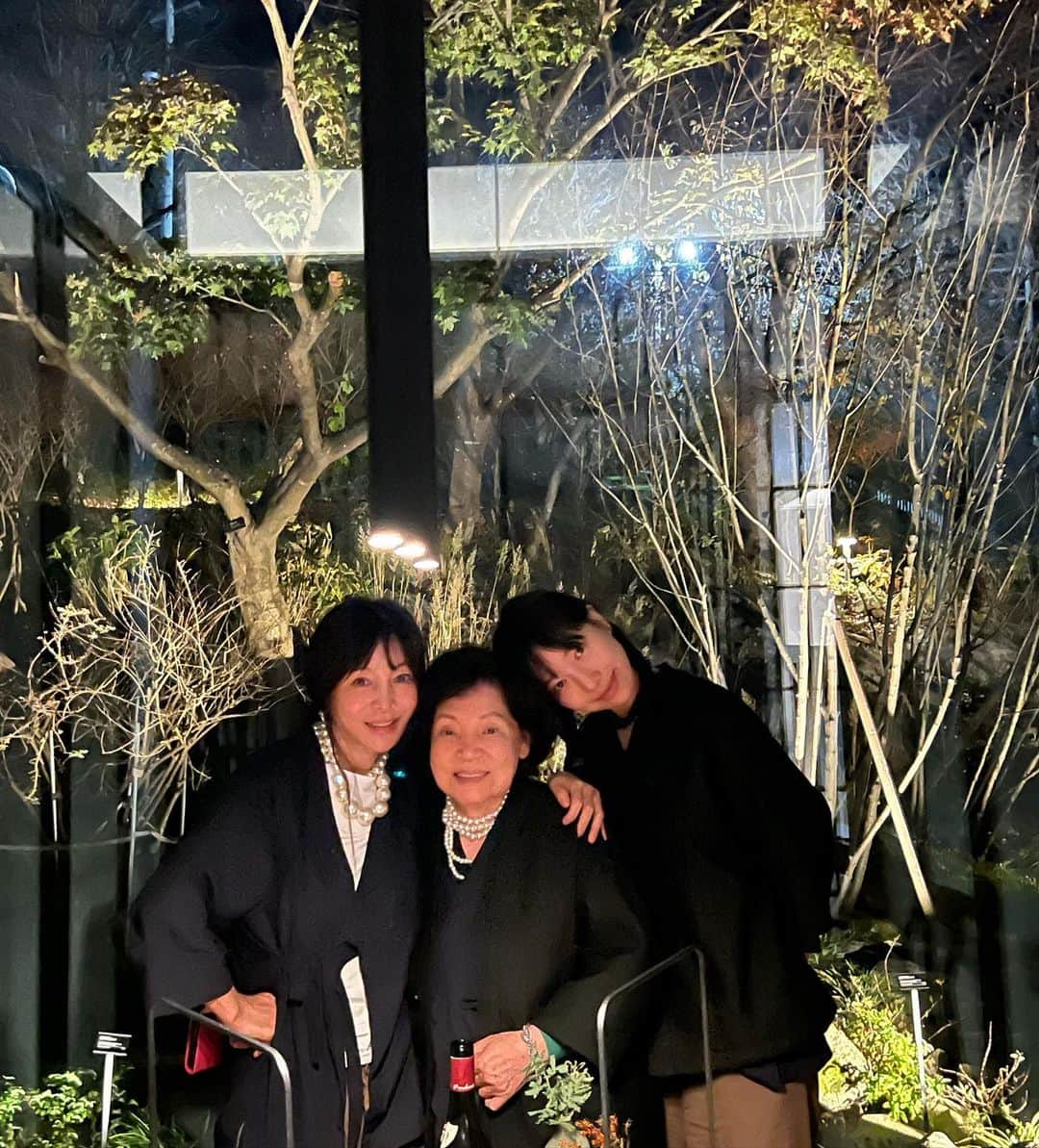 ファン・シネのインスタグラム：「_ ❤️3대모녀가 같이 할수있음에 너무도 감사한 시간.. 일본온천 료칸 컨셉의  #유원재  그냥..뭐... 여기가 한국인지 일본인지..하나하나의 디테일이 느껴지는곳.. 거기다 음식이 하일라이트.. 엄마와의 여행으로 최고 아참..그리구.. 이쁜옷 싸가지구 갔는데 호텔내에서주는 생활복만 입어야 한데서..ㅎㅎ  #수안보온천  @youonejae  _」