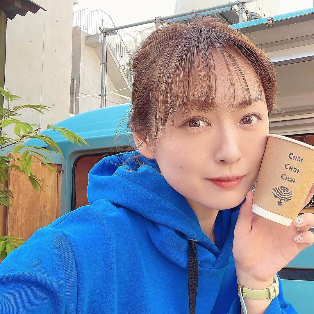 脇田唯のインスタグラム：「☕  本日も晴天なり。 元気にチャイ販売してます！  はぁー！ 一つモヤモヤしてたことが終わって 心が晴れやか！！」