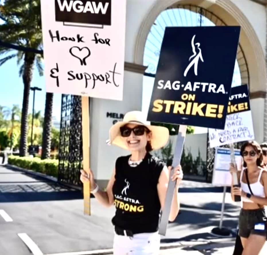 リサ・エデルシュタインのインスタグラム：「A reason for joy! Massive thanks to the @sagaftra negotiating team for bringing us thoughtfully and carefully to the end of this #strike! Congrats to all for being #unionstrong ! Looking forward to busy cities full of traffic slowing productions! Let’s get back to WORK! Love to all who put in all those steps, walked in all those circles and all gave us  all that support. ❤️❤️❤️❤️💪🏼💪🏼💪🏼💪🏼 SO HAPPY THE STRIKE IS OVER!!!#sagaftranegotiatingteam」