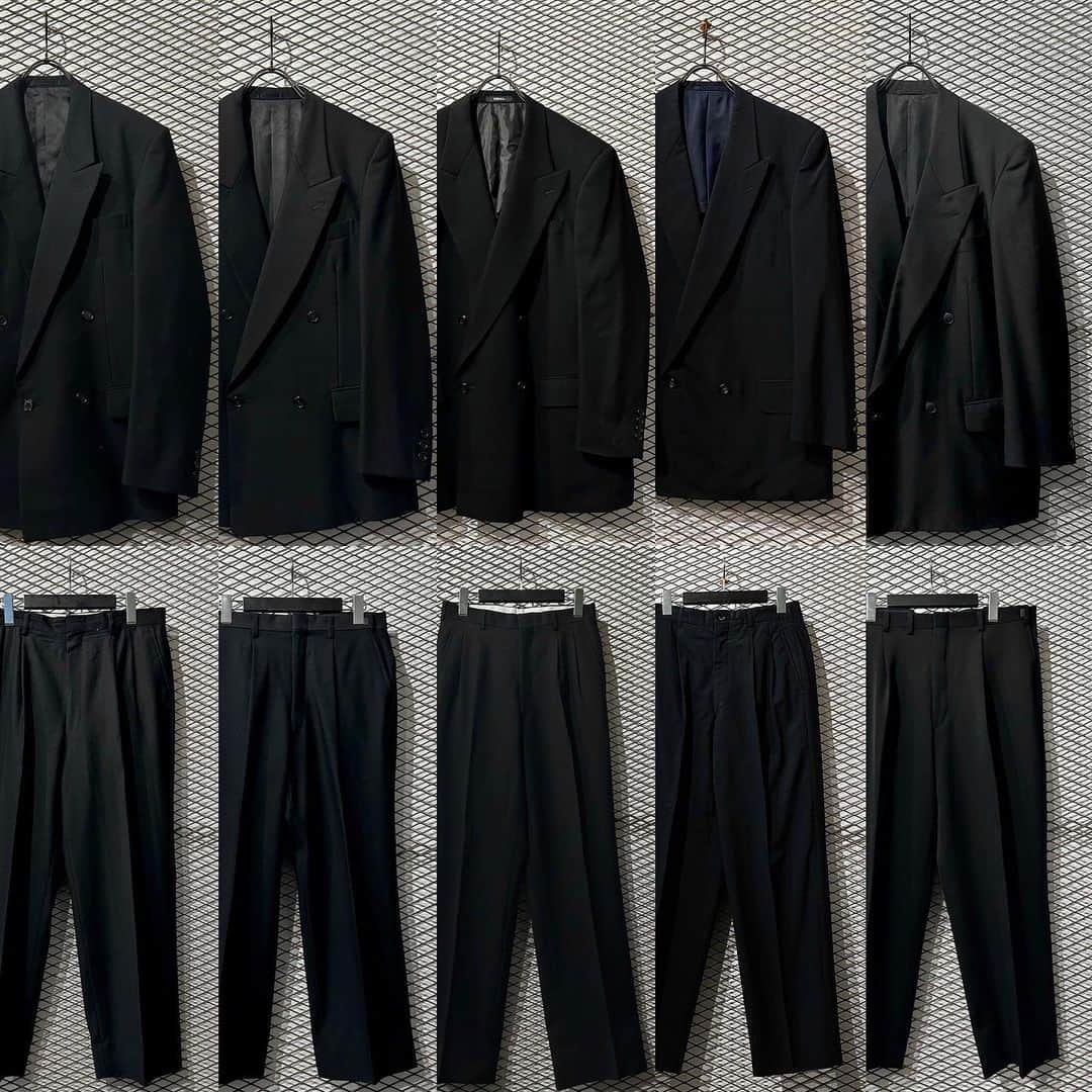 のインスタグラム：「【 SPECIAL NEW ARRIVAL 】 ・ dudeの代名詞でもあるスーツセットアップが今シーズンも大量入荷🔥 ・ ここ数年推し続けているダブルのセットアップはもちろん、ブランドアイテム、ヴィンテージ物、希少なカラーセットアップも幅広いセレクトで50セット前後が随時店頭に並んでおります🔥 ・ 成人式、卒業式、入学式に向けてセットアップスーツをお探しの方々お待たせいたしました🙏 ・ 着用画像に使用しているドレスシャツ、ネクタイ、レザーシューズなども多数販売中です👌 ・ 全て一点物です、早めの御来店お待ちしております🔥 ・ ・ ・ dude原宿 〒150-0001 東京都渋谷区神宮前6-25-8神宮前コーポラス1405号室 TEL : 03-6433-5720 ・ こちらの商品はdudeアカウントプロフィールのURL「dude online」より通販可能な商品となっております。」