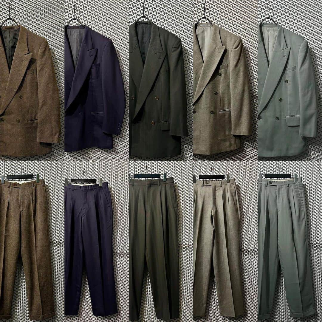 のインスタグラム：「【 SPECIAL NEW ARRIVAL 】 ・ dudeの代名詞でもあるスーツセットアップが今シーズンも大量入荷🔥 ・ ここ数年推し続けているダブルのセットアップはもちろん、ブランドアイテム、ヴィンテージ物、希少なカラーセットアップも幅広いセレクトで50セット前後が随時店頭に並んでおります🔥 ・ 成人式、卒業式、入学式に向けてセットアップスーツをお探しの方々お待たせいたしました🙏 ・ 着用画像に使用しているドレスシャツ、ネクタイ、レザーシューズなども多数販売中です👌 ・ 全て一点物です、早めの御来店お待ちしております🔥 ・ ・ ・ dude原宿 〒150-0001 東京都渋谷区神宮前6-25-8神宮前コーポラス1405号室 TEL : 03-6433-5720 ・ こちらの商品はdudeアカウントプロフィールのURL「dude online」より通販可能な商品となっております。」
