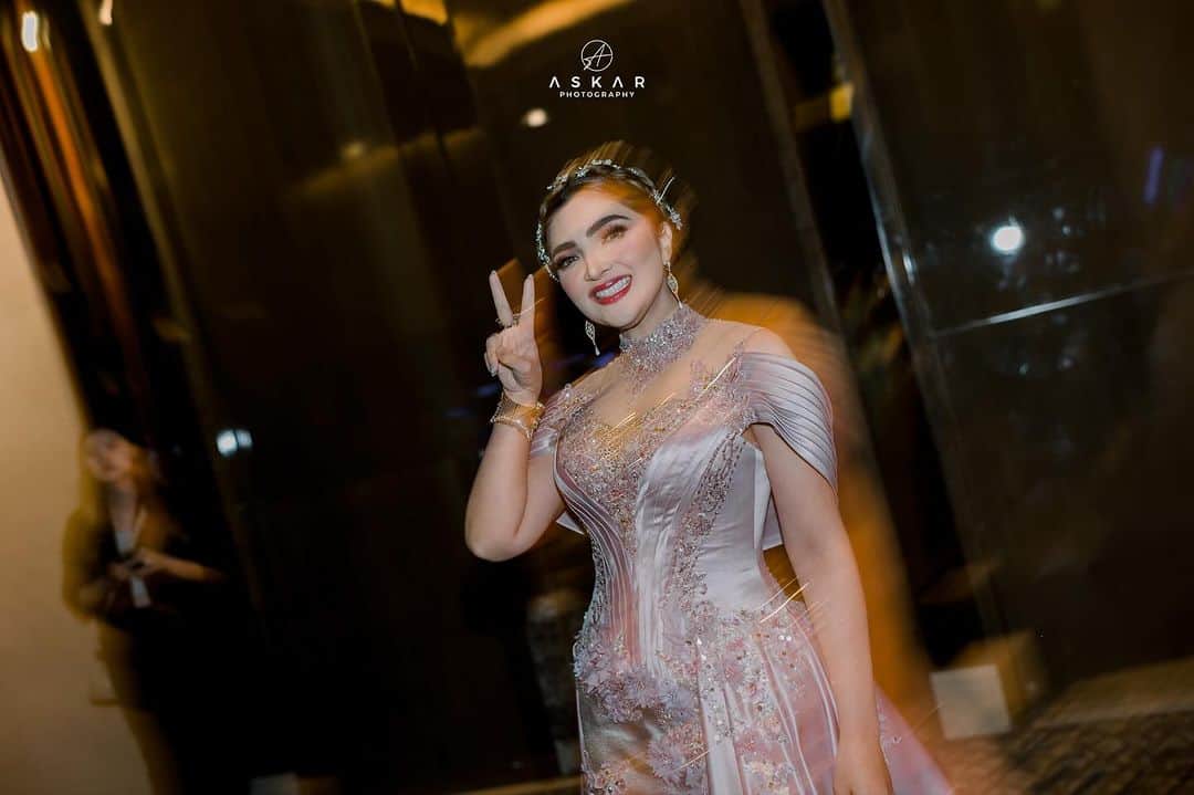 のインスタグラム：「The last but not least😍 Semoga di umur aku saat ini aku bisa lebih baik dari sebelum nya, bisa bermanfaat buat orang banyak, bisa memperjuangkan yg selalu aku perjuangkan, bisa menjadi ibu dan istri yg baik.  Bisa memperdalam ilmu agama aku, bisa segera naik Haji (Amin ya Allah), bisa lancar kuliah nya, diberi suami yg sayang dan setia, anak2 cucuku soleh dan solehah, bisa tetap menjalin silaturahmi dengan baik..  yg paling aku berdoa setiap saat aku diampuni semua dosa2 nya, diberi keselamatan dunia dan akhirat, dan diberi umur panjang dalam keadaan sehat.. Aminnnn…  apa lagi yaa??? 😀」