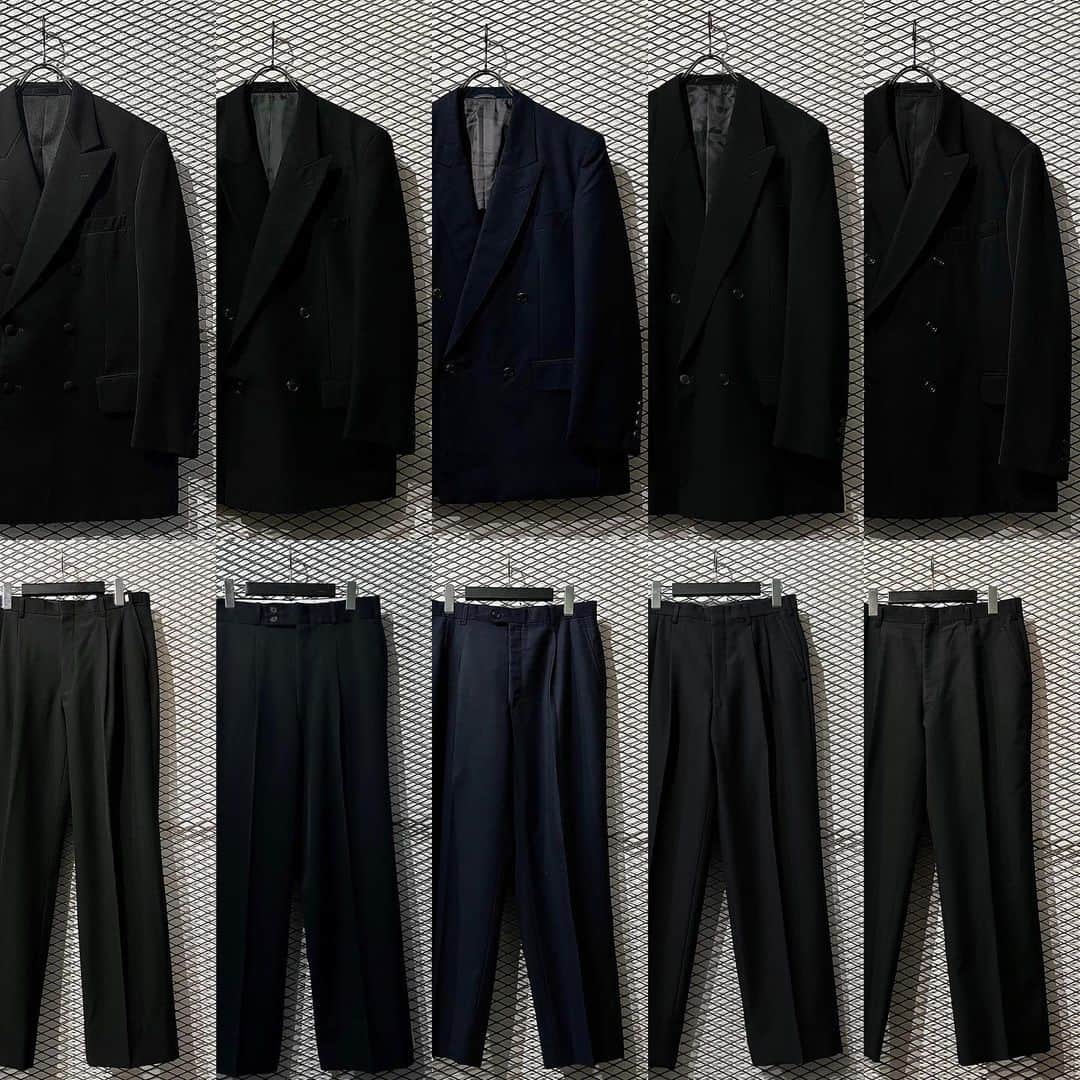 のインスタグラム：「【 SPECIAL NEW ARRIVAL 】 ・ dudeの代名詞でもあるスーツセットアップが今シーズンも大量入荷🔥 ・ ここ数年推し続けているダブルのセットアップはもちろん、ブランドアイテム、ヴィンテージ物、希少なカラーセットアップも幅広いセレクトで50セット前後が随時店頭に並んでおります🔥 ・ 成人式、卒業式、入学式に向けてセットアップスーツをお探しの方々お待たせいたしました🙏 ・ 着用画像に使用しているドレスシャツ、ネクタイ、レザーシューズなども多数販売中です👌 ・ 全て一点物です、早めの御来店お待ちしております🔥 ・ ・ ・ dude原宿 〒150-0001 東京都渋谷区神宮前6-25-8神宮前コーポラス1405号室 TEL : 03-6433-5720 ・ こちらの商品はdudeアカウントプロフィールのURL「dude online」より通販可能な商品となっております。」