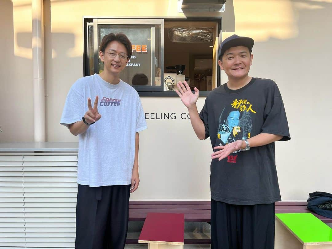 ノブ のインスタグラム：「後輩の石井ブレンドの念願のコーヒー屋さんにお邪魔しました。 松陰神社前にあるよ。 GOOD FEELING COFFEE #はじめて酸っぱいコーヒーが美味しく感じたよ #手作りプリンも美味しかった #カッコいいオシャレな雰囲気をぶち壊すお祝い花 #インディアンスからの花 #ボケ数多いど迫力漫才師 #また行きます #goodfeelingcoffee」