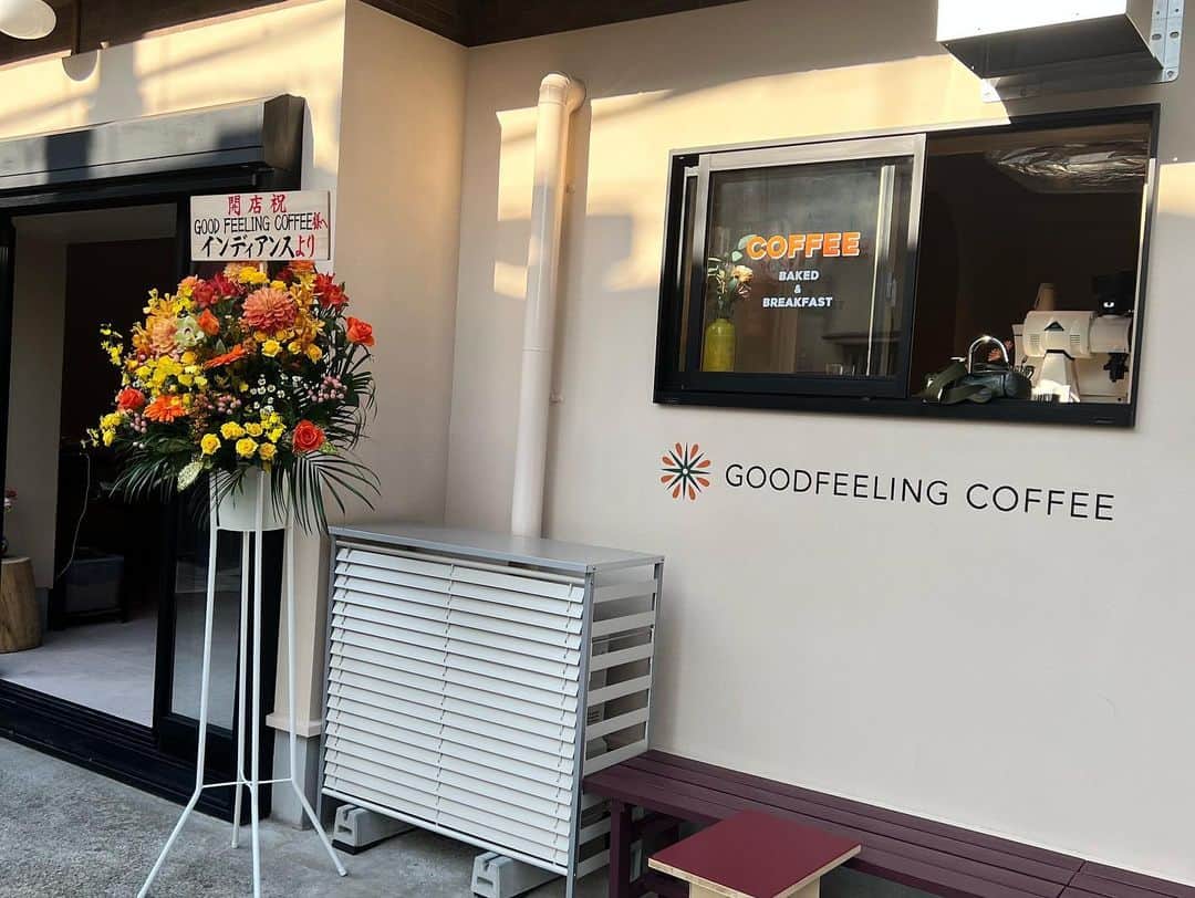 ノブ さんのインスタグラム写真 - (ノブ Instagram)「後輩の石井ブレンドの念願のコーヒー屋さんにお邪魔しました。 松陰神社前にあるよ。 GOOD FEELING COFFEE #はじめて酸っぱいコーヒーが美味しく感じたよ #手作りプリンも美味しかった #カッコいいオシャレな雰囲気をぶち壊すお祝い花 #インディアンスからの花 #ボケ数多いど迫力漫才師 #また行きます #goodfeelingcoffee」11月9日 14時21分 - noboomanzaishi