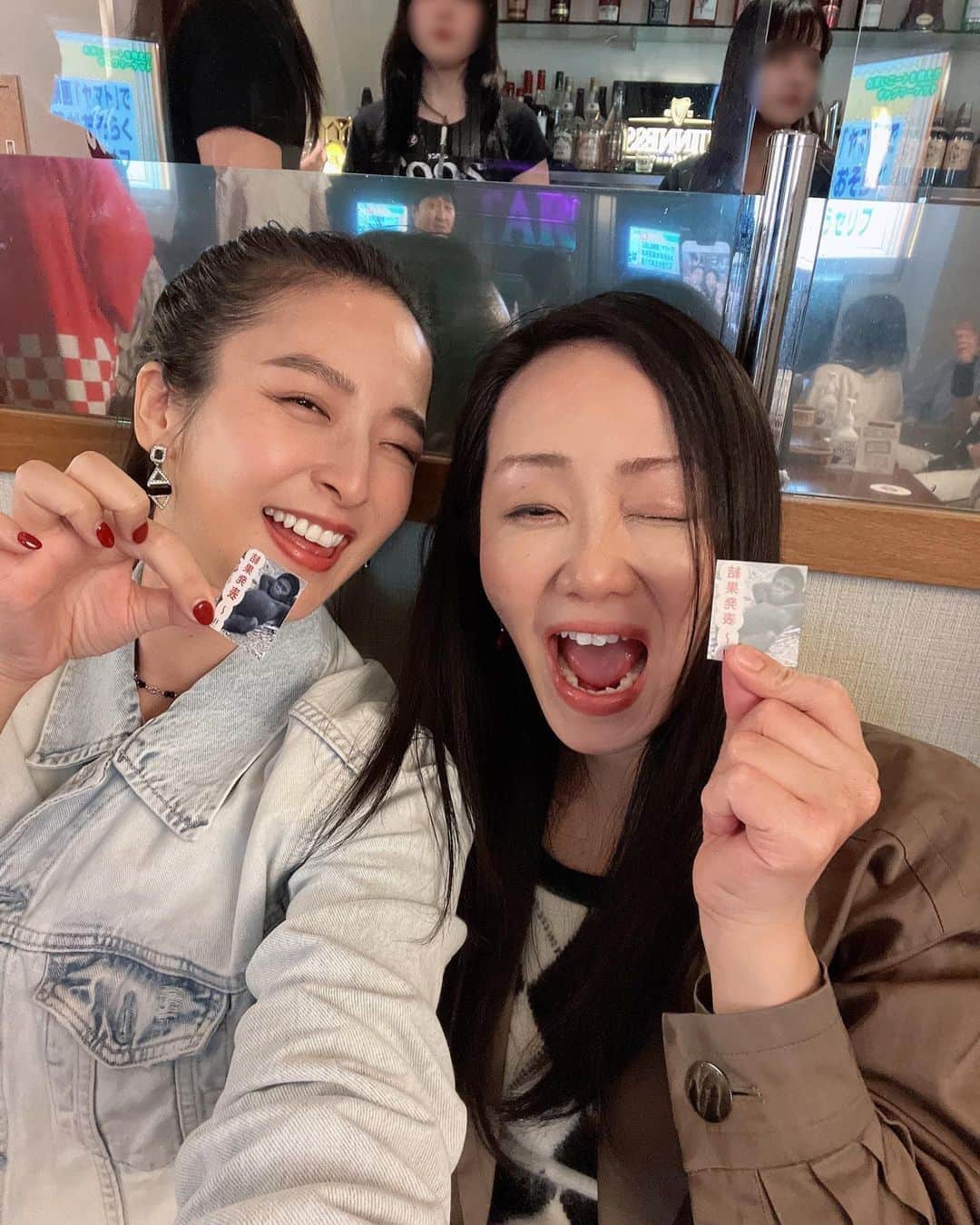 本間愛花のインスタグラム：「何年ぶりでしょう〜。 初めて伺ったのは20代前半の頃だったと思います。 お久しぶりの六本木のものまねエンターテイメントハウス 「STAR」さんへ🕺🏻🌟 やっぱりエンターテイメントの世界が大好きだ〜。 EXILEさんのものまねの時に、「WON'T BE LONG」も聴けて 嬉しかったでっす！ オノユリさんと顔を見合わせて聴いておりました☺️ 早くコンさんのWON'T BE LONGも聴きたいねと✨ その後はえりさんのBARへ寄って帰宅❤️ ありがとうございました🙏🏻💕  #六本木ものまねスター #BARアマゾネス」