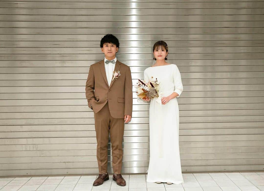 WEDDING CIRCUS オリジナルウェディングのインスタグラム：「・ 貴女に恋した瞬間 世界がまるごと光った  比喩なんかじゃなくてホントに輝いたんだ  運命的に出会えた僕ら 一緒にいる心地よい時間がたまらなくて 君を知れば知るほど好きになっていった  この先もずっと君と過ごしていきたい いつだってお洒落して ハイボールで乾杯して 夜がふけるまで2人笑い合いながら...  graphics @63graphics photo @love__frames  video @g.o.dfilms  dress @the_guns_and_love  decoration @maison_calme venue @idoltokyo ＿＿＿＿＿＿＿＿＿＿＿＿＿＿＿＿＿＿＿＿＿＿＿＿  南青山・骨董通り FASHION, MUSIC, ART, PRODUCT,GRAPHIC... 多彩なコンテキストが混じり合う <Fashion Icon Venue> “IDOL ”  #weddingに自由を by @wedding_circus ＿＿＿＿＿＿＿＿＿＿＿＿＿＿＿＿＿＿＿＿＿＿＿＿＿ WEDDING CIRCUSではお二人だけの企画書を作成し世界に一つだけのウェディング・ 空間コーディネートをご提案しております。  WEDDING FAIR情報はプロフィールをご覧ください。  #weddngcircus #idoltokyo #originalwedding #weddingdirection #2023wedding #2024wedding #プレ花嫁 #卒花レポ #表参道 #オリジナルウェディング  #1日1組貸切wedding  #ウェディングフォト #ウェディングフェア #ブライダルフェア #ウェディングアカウント」