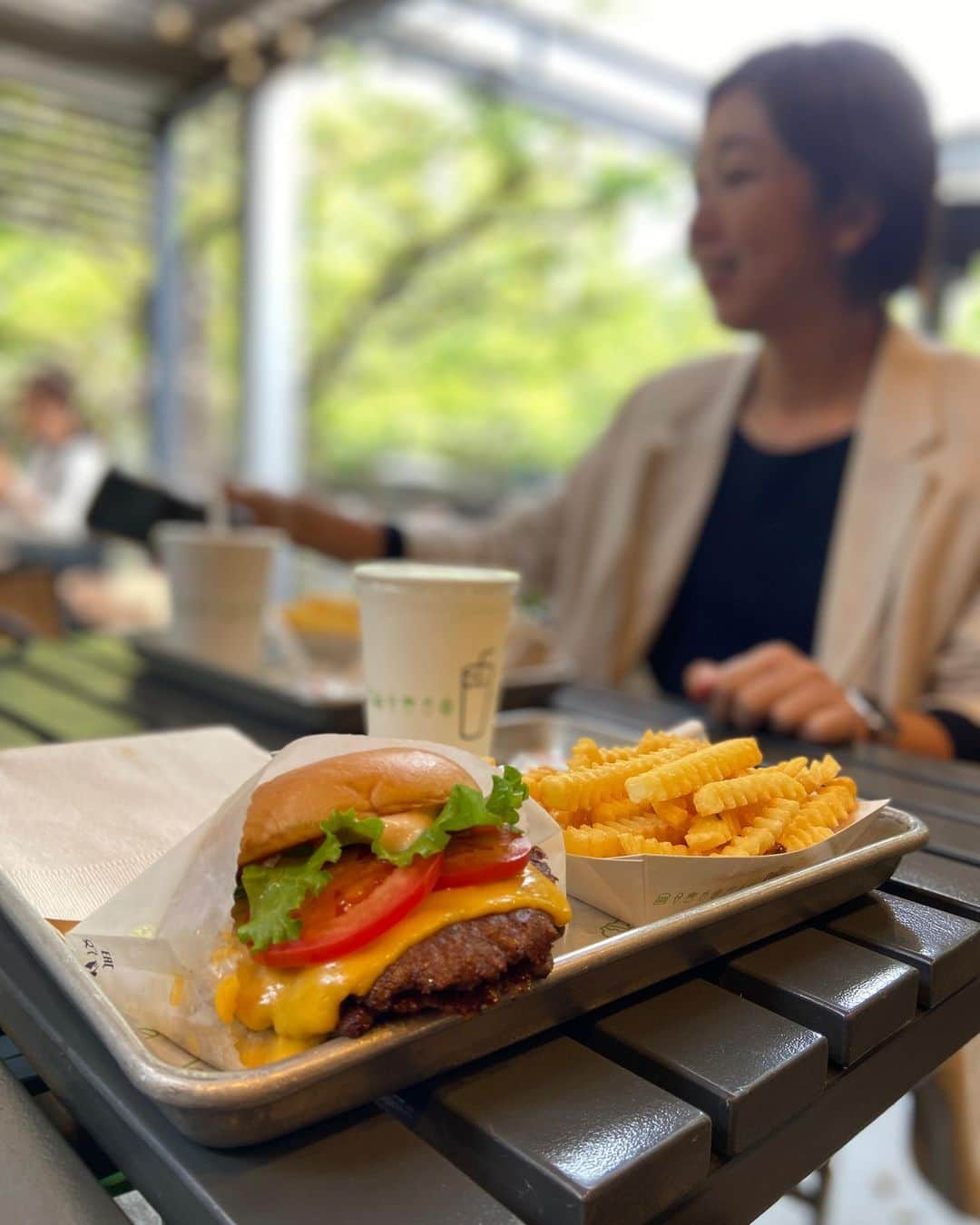 大山未希さんのインスタグラム写真 - (大山未希Instagram)「🍔  えりかさんとランチした日。 たまたま近くにいたおじさんも途中から仲間入り😜  80歳になってもハンバーガー食べながら アホみたいな話をしようねと。  その頃にはハンバーガーもポテトもはんぶんこかな？笑  イチョウが全然黄色くなかった🥺 まだ早かったみたい！！  #荒木絵里香 #先輩 #えりかをポートレートの私 愛さんパクった😂 #シェイクシャック外苑いちょう並木店 ↓」11月9日 17時22分 - miki_oyama1003