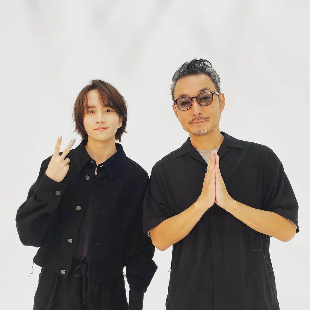 宇田川大輔のインスタグラム：「先日の職場。繊細にして芯の強さが際立つ板垣李光人さん。とても素敵な方でした！  『NAIL VENUS（11月10日発売号）』最新号【2024_Winter】 次世代のニューアイコン【板垣李光人】がカバーに初登場!!  端正なルックスと確かな演技力、そして感度の高いファッションセンスから次世代のニューアイコンとの呼び声が高い、板垣李光人さんが本誌カバーに初登場! カバーストーリーでは、板垣さんによるネイル＆ファッションのポートレートをお届け。さらに仕事における本音とこだわりを大いに語ったインタビューも収録。  特集では「自分だけが知っている。グラマラスなネイルを探して」と題して、インフルエンサー的ネイリストによるジェル＆アクリルネイルの最新作を披露。さらに、Book In Bookでは「人気ジェルブランドの最新トピック」を掲載。新商品や各商材を使った新作のネイルアートを紹介している。他にも人気ネイリストによる2023年のネイル事情を振り返る特集などが目白押しとなっている。  媒体制作にあたり、大変貴重なご尽力をいただきましたネイリスト様、企業様、スタッフ様へ心から感謝申し上げます。皆様のおかげで、また一つ最高の一冊になりました。本当にありがとうございます。感謝とリスペクトを込めて。  #板垣李光人　#rihitoitagaki #nailvenus #ネイルヴィーナス」