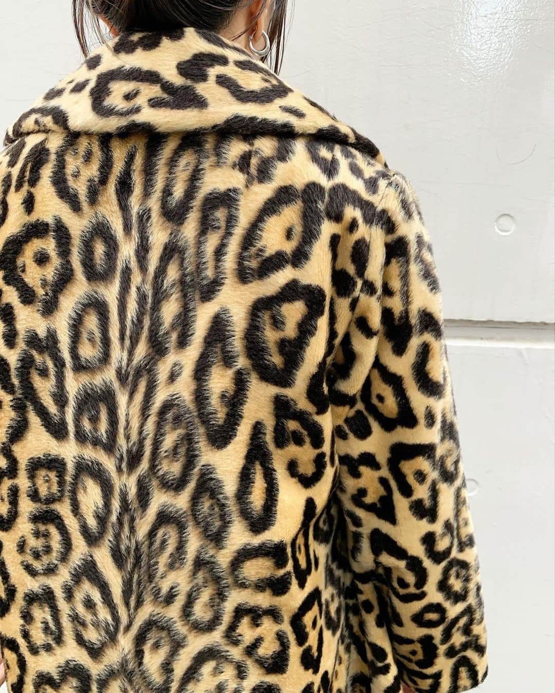 birthdeathさんのインスタグラム写真 - (birthdeathInstagram)「New Arrivals  60's Leopard fur coat  90's White cotton frill shirt  #birthdeath #vintage」11月9日 14時31分 - birthdeath_tokyo