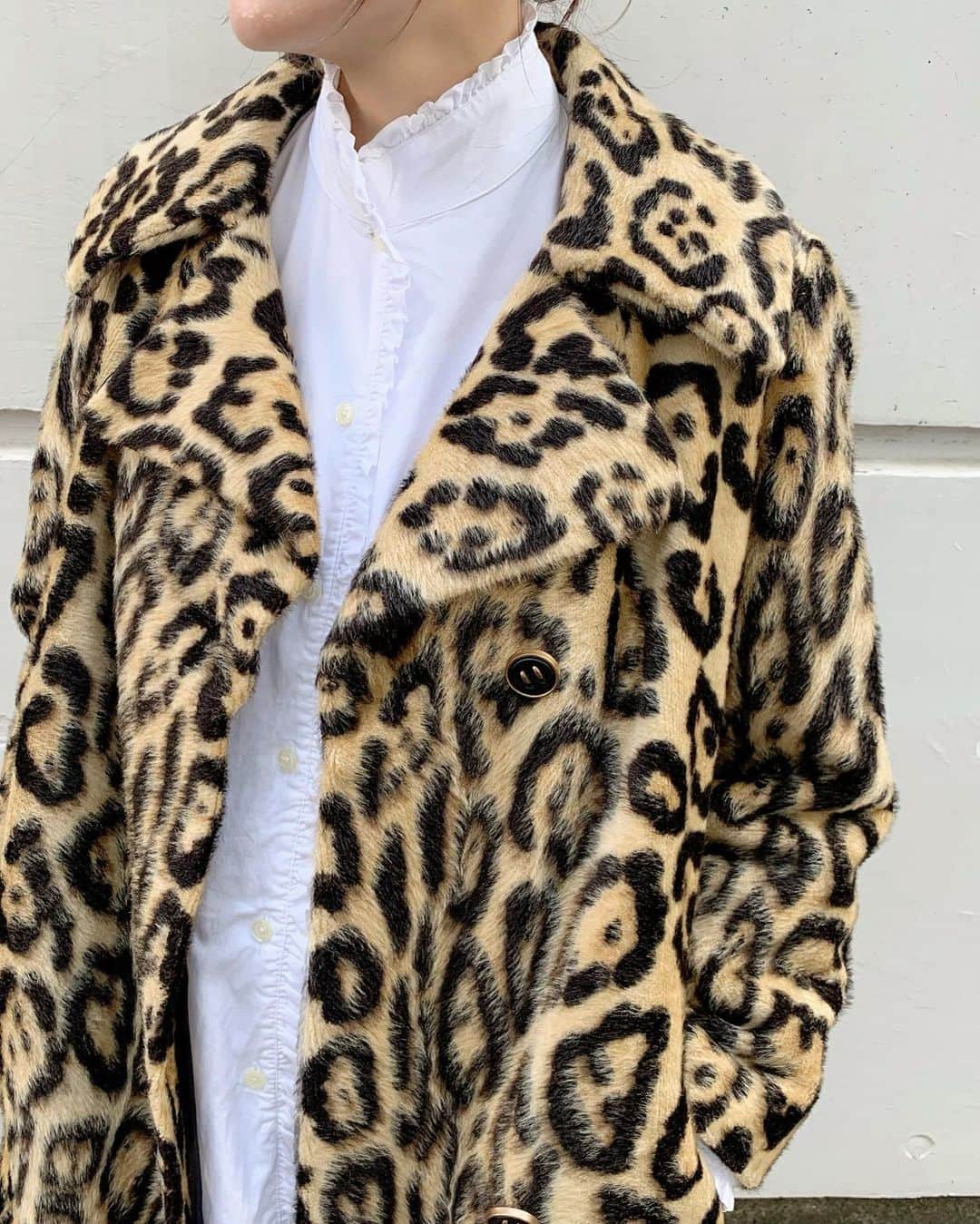 birthdeathさんのインスタグラム写真 - (birthdeathInstagram)「New Arrivals  60's Leopard fur coat  90's White cotton frill shirt  #birthdeath #vintage」11月9日 14時31分 - birthdeath_tokyo