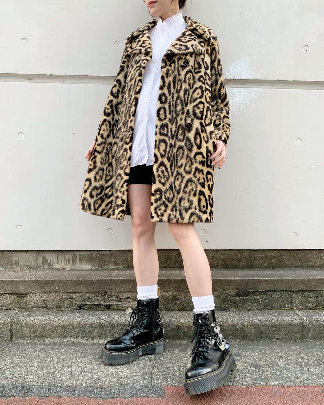 birthdeathのインスタグラム：「New Arrivals  60's Leopard fur coat  90's White cotton frill shirt  #birthdeath #vintage」