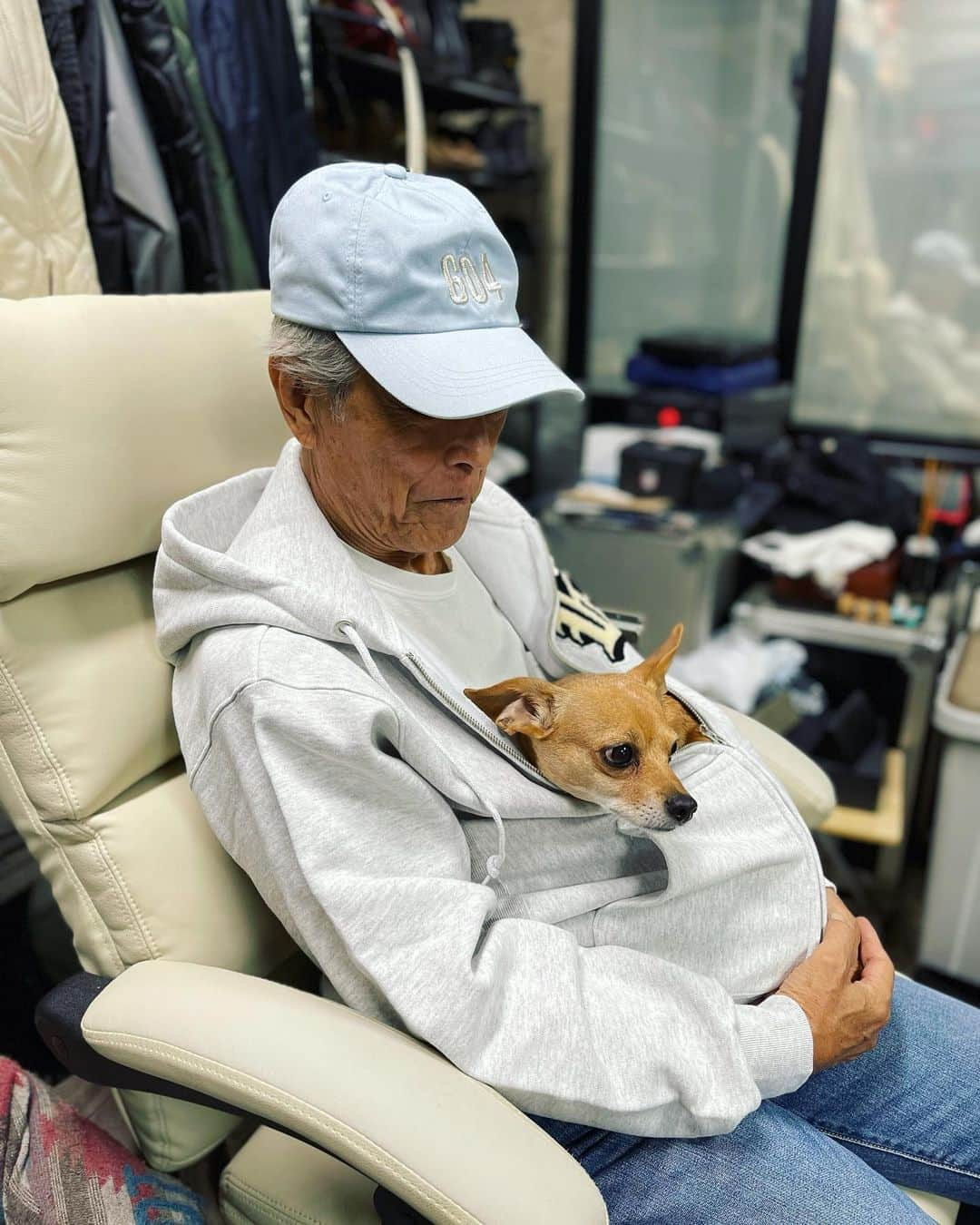 結城アンナのインスタグラム：「🐶Dadi お出掛け前のプチ抱っこ🐶Little cuddle time before Dadi has to go👨🏼‍🦳🐶  🕊️Peace & Kindness, may all your dreams come true🕊️  #iamozzy🐶 #bestwoof #adoptdontshop #元保護犬 #岩城滉一」