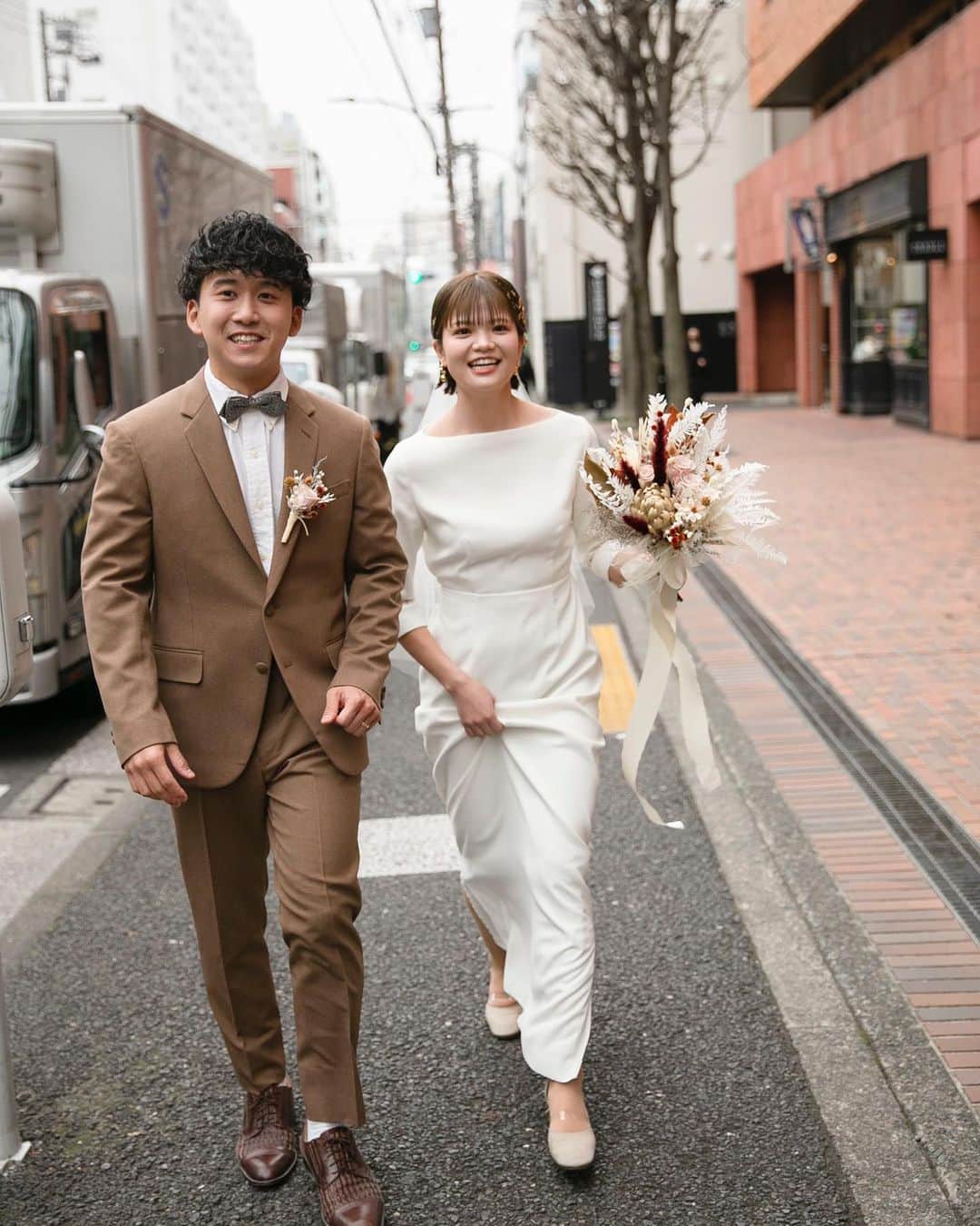 WEDDING CIRCUS オリジナルウェディングのインスタグラム：「・ 貴女に恋した瞬間 世界がまるごと光った  比喩なんかじゃなくてホントに輝いたんだ  運命的に出会えた僕ら 一緒にいる心地よい時間がたまらなくて 君を知れば知るほど好きになっていった  この先もずっと君と過ごしていきたい いつだってお洒落して ハイボールで乾杯して 夜がふけるまで2人笑い合いながら...  graphics @63graphics photo @love__frames  video @g.o.dfilms  dress @the_guns_and_love  decoration @maison_calme venue @idoltokyo ＿＿＿＿＿＿＿＿＿＿＿＿＿＿＿＿＿＿＿＿＿＿＿＿  南青山・骨董通り FASHION, MUSIC, ART, PRODUCT,GRAPHIC... 多彩なコンテキストが混じり合う <Fashion Icon Venue> “IDOL ”  #weddingに自由を by @wedding_circus ＿＿＿＿＿＿＿＿＿＿＿＿＿＿＿＿＿＿＿＿＿＿＿＿＿ WEDDING CIRCUSではお二人だけの企画書を作成し世界に一つだけのウェディング・ 空間コーディネートをご提案しております。  WEDDING FAIR情報はプロフィールをご覧ください。  #weddngcircus #idoltokyo #originalwedding #weddingdirection #2023wedding #2024wedding #プレ花嫁 #卒花レポ #表参道 #オリジナルウェディング  #1日1組貸切wedding  #ウェディングフォト #ウェディングフェア #ブライダルフェア #ウェディングアカウント」