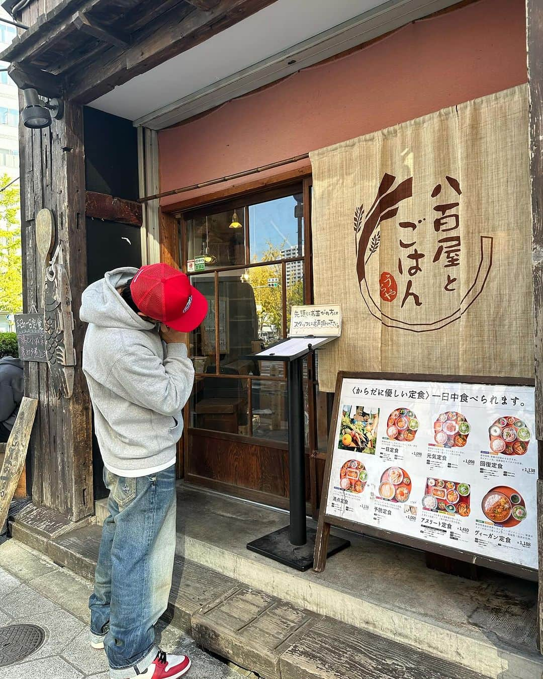 ?Yukihiro Ito?さんのインスタグラム写真 - (?Yukihiro Ito?Instagram)「❤️👖🩶 ・ ・ ・ "Supreme 23fw" 【Distressed Loose Fit Selvedge Jean】👖 ・ ・ このデニムはLookを見た時から 絶対getするって決めてた🔥 #第一印象から決めてました #ねるとん紅鯨団 ・ ・ だけど自力だけやと買える自信がなかったから @___nori___1103 のりさんにお願いして 見事にgetして頂けました😭 のりさん本当にありがとうございました😩 ・ ・ また何かで恩返しさせて下さいませ🙏✨ ・ ・ という経緯で無事手元に届いた訳ですが 実物がこれまためちゃくちゃカッコいい😮‍💨 ・ ・ サイズは32と34迷ってて32にしてんけど これまたドンピシャやったー✌️ ・ ・ これはSupreme史上 最高にカッコいいパンツやと思ふ👖✨ ・ ・ あ、写真7枚目以降は 注文何にしようか迷って迷って迷ってる写真🤳 ・ ・ ・ #Supreme #supremenyc #supreme2023  #supreme2023fw #シュプリーム #supremenewyork #supremejapan #Supremedenim #denim #Nike #chicago #aj1 #aj1chicago」11月9日 14時38分 - yukky0729