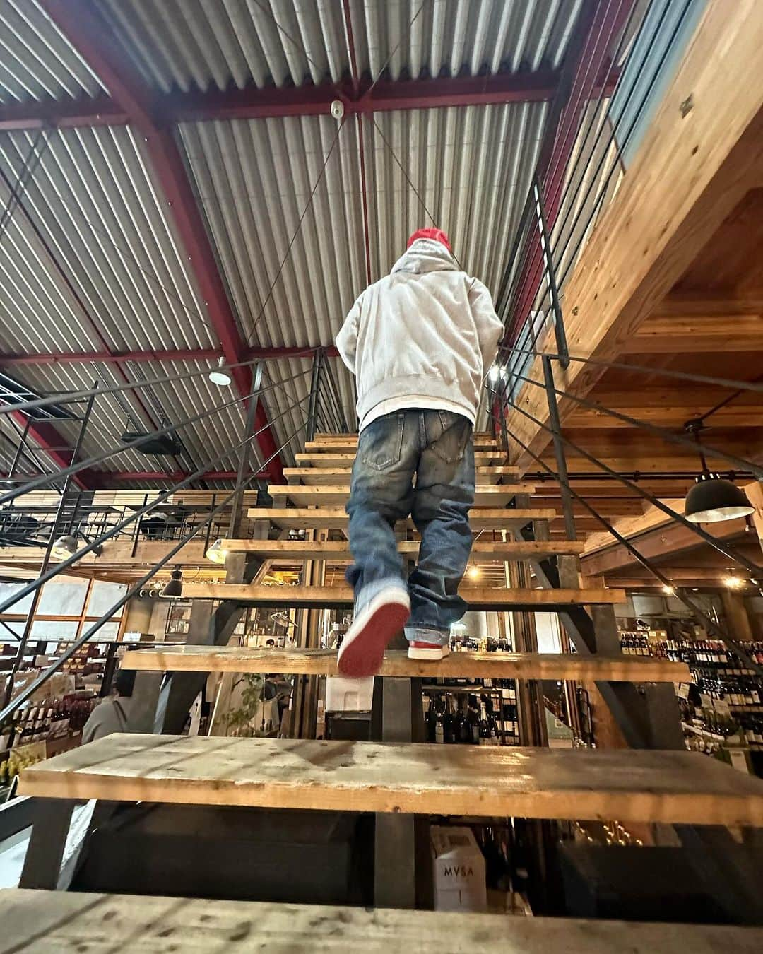 ?Yukihiro Ito?さんのインスタグラム写真 - (?Yukihiro Ito?Instagram)「❤️👖🩶 ・ ・ ・ "Supreme 23fw" 【Distressed Loose Fit Selvedge Jean】👖 ・ ・ このデニムはLookを見た時から 絶対getするって決めてた🔥 #第一印象から決めてました #ねるとん紅鯨団 ・ ・ だけど自力だけやと買える自信がなかったから @___nori___1103 のりさんにお願いして 見事にgetして頂けました😭 のりさん本当にありがとうございました😩 ・ ・ また何かで恩返しさせて下さいませ🙏✨ ・ ・ という経緯で無事手元に届いた訳ですが 実物がこれまためちゃくちゃカッコいい😮‍💨 ・ ・ サイズは32と34迷ってて32にしてんけど これまたドンピシャやったー✌️ ・ ・ これはSupreme史上 最高にカッコいいパンツやと思ふ👖✨ ・ ・ あ、写真7枚目以降は 注文何にしようか迷って迷って迷ってる写真🤳 ・ ・ ・ #Supreme #supremenyc #supreme2023  #supreme2023fw #シュプリーム #supremenewyork #supremejapan #Supremedenim #denim #Nike #chicago #aj1 #aj1chicago」11月9日 14時38分 - yukky0729