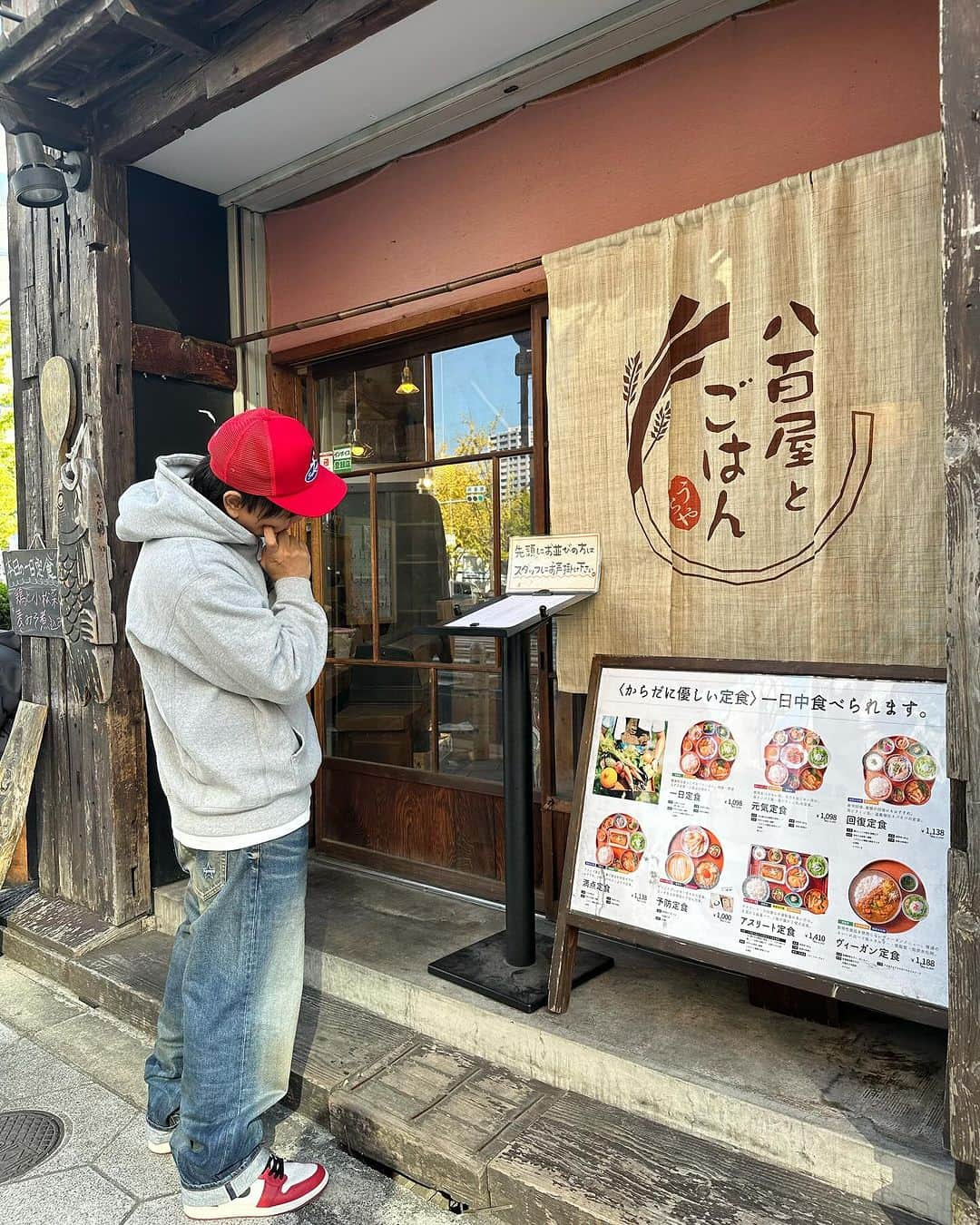 ?Yukihiro Ito?さんのインスタグラム写真 - (?Yukihiro Ito?Instagram)「❤️👖🩶 ・ ・ ・ "Supreme 23fw" 【Distressed Loose Fit Selvedge Jean】👖 ・ ・ このデニムはLookを見た時から 絶対getするって決めてた🔥 #第一印象から決めてました #ねるとん紅鯨団 ・ ・ だけど自力だけやと買える自信がなかったから @___nori___1103 のりさんにお願いして 見事にgetして頂けました😭 のりさん本当にありがとうございました😩 ・ ・ また何かで恩返しさせて下さいませ🙏✨ ・ ・ という経緯で無事手元に届いた訳ですが 実物がこれまためちゃくちゃカッコいい😮‍💨 ・ ・ サイズは32と34迷ってて32にしてんけど これまたドンピシャやったー✌️ ・ ・ これはSupreme史上 最高にカッコいいパンツやと思ふ👖✨ ・ ・ あ、写真7枚目以降は 注文何にしようか迷って迷って迷ってる写真🤳 ・ ・ ・ #Supreme #supremenyc #supreme2023  #supreme2023fw #シュプリーム #supremenewyork #supremejapan #Supremedenim #denim #Nike #chicago #aj1 #aj1chicago」11月9日 14時38分 - yukky0729