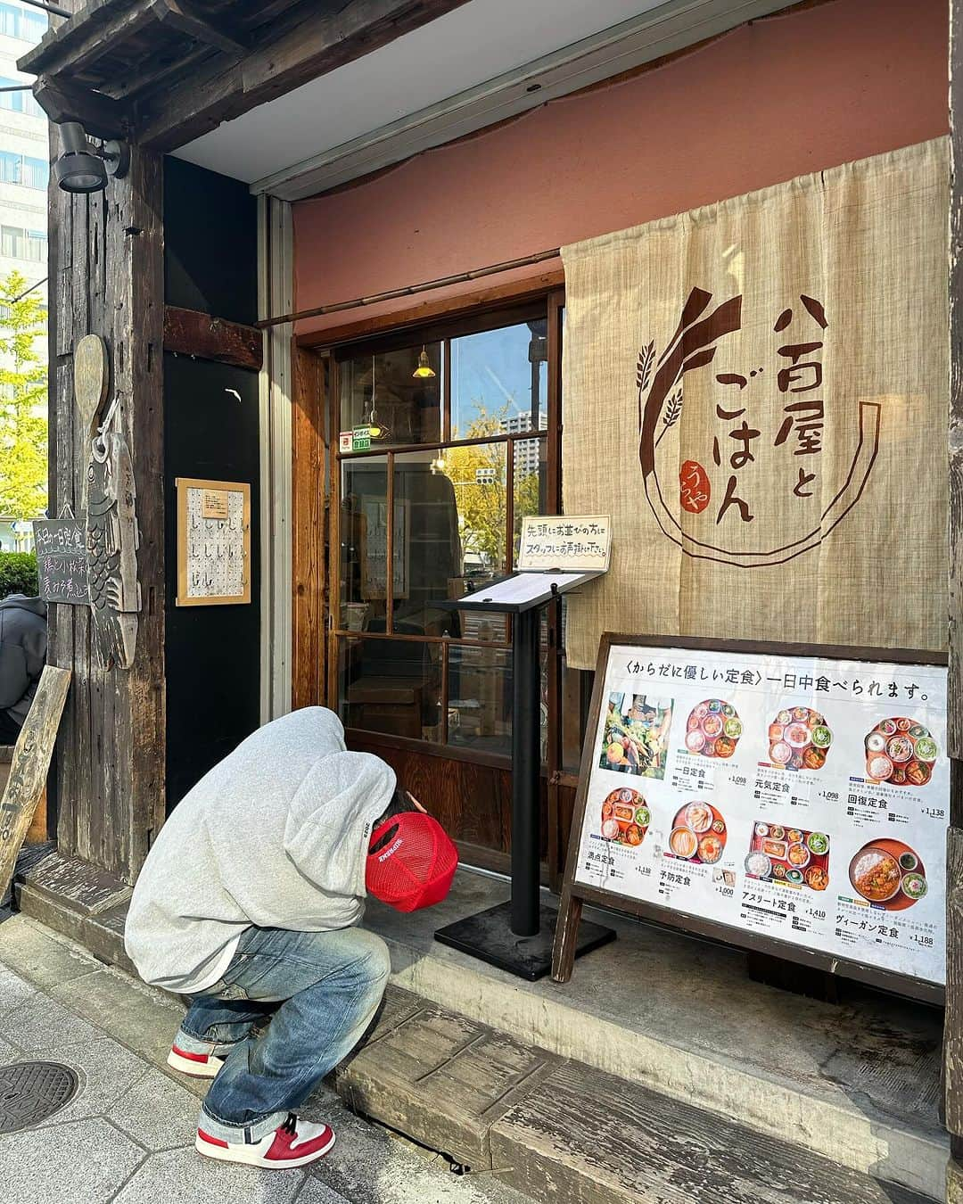 ?Yukihiro Ito?さんのインスタグラム写真 - (?Yukihiro Ito?Instagram)「❤️👖🩶 ・ ・ ・ "Supreme 23fw" 【Distressed Loose Fit Selvedge Jean】👖 ・ ・ このデニムはLookを見た時から 絶対getするって決めてた🔥 #第一印象から決めてました #ねるとん紅鯨団 ・ ・ だけど自力だけやと買える自信がなかったから @___nori___1103 のりさんにお願いして 見事にgetして頂けました😭 のりさん本当にありがとうございました😩 ・ ・ また何かで恩返しさせて下さいませ🙏✨ ・ ・ という経緯で無事手元に届いた訳ですが 実物がこれまためちゃくちゃカッコいい😮‍💨 ・ ・ サイズは32と34迷ってて32にしてんけど これまたドンピシャやったー✌️ ・ ・ これはSupreme史上 最高にカッコいいパンツやと思ふ👖✨ ・ ・ あ、写真7枚目以降は 注文何にしようか迷って迷って迷ってる写真🤳 ・ ・ ・ #Supreme #supremenyc #supreme2023  #supreme2023fw #シュプリーム #supremenewyork #supremejapan #Supremedenim #denim #Nike #chicago #aj1 #aj1chicago」11月9日 14時38分 - yukky0729