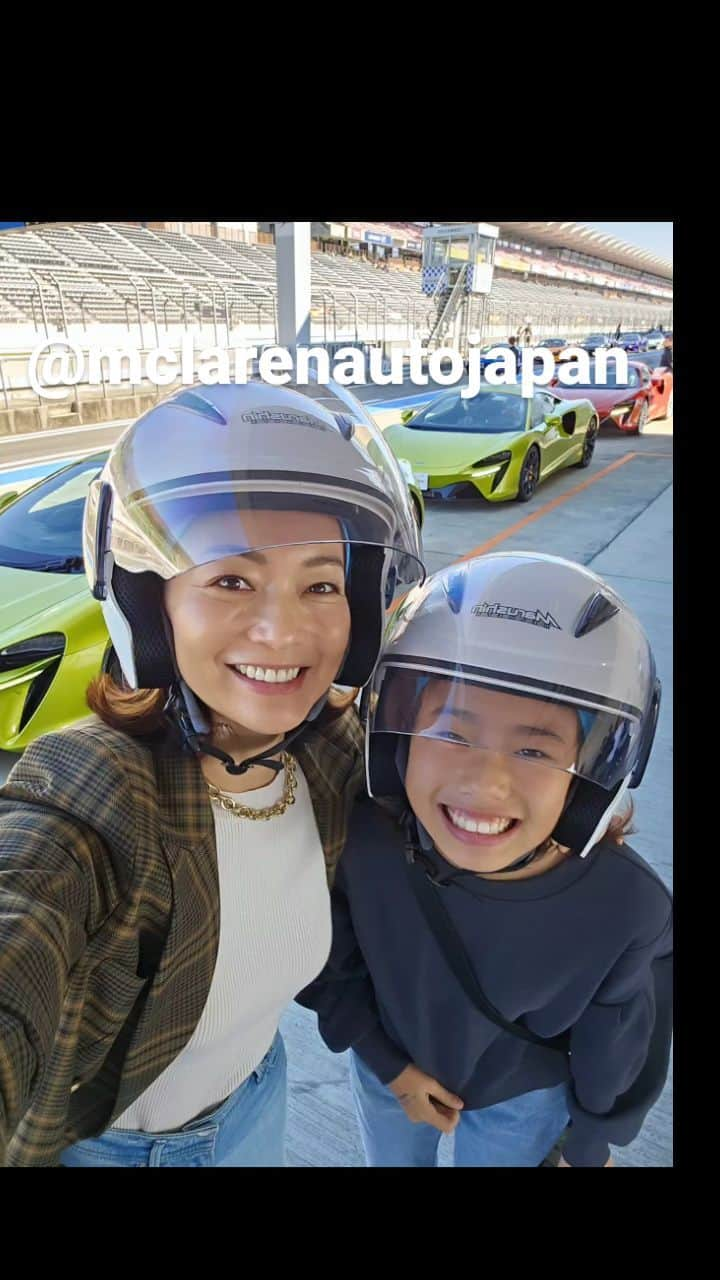 佐藤純のインスタグラム：「先日、富士スピードウェイで開催された  McLaren Trackday Japan 2023  へ参加してきました🏁  @mclarenautojapan @fujispeedway_official  全国から145台のマクラーレンが集結‼️  McLaren F1 や Artura GT4 など圧巻のパレード🏎️✨  そして、私が楽しみにしていた同乗走行❤️  なんとなんと‼️アイルトン・セナの甥にあたるブルーノ・セナの運転するマクラーレンの助手席に乗って富士スピードウェイの本コースを走るという夢のような同乗走行❤️❤️❤️❤️❤️❤️❤️  300キロでちゃう富士のストレート‼️  もう大興奮でした😍  そして、もうひとつ楽しみにしていたのが、私の運転でマクラーレンに娘を乗せてコースを走ってきました❤️❤️❤️❤️❤️❤️❤️  ふたりで、きゃ～😍きゃ～😍言いながらのドライブ🎶🚗💨🎶(ちなみに私は170キロくらいしかだせなかった。300キロの世界を体験してみたい😁)  イベントでは、似顔絵コーナーやネイル、フェイスペインティングなどを楽しめるブースもあり、娘と参加。  富士スピードウェイホテルに泊まって、マクラーレンに乗って‥‥最高の二日間でした😆💕  @fujispeedwayhotel  #McLaren #McLarenTrackdayJapan #MaLarenTrackdayJapan2023 #Artura #fujispeedway  #mclarenf1 #マクラーレン #マクラーレントラックジャパン #マクラーレントラックジャパン2023 #アルトゥーラ #富士スピードウェイ #親子 #ママ #ママモデル モデル #mama #mamamodel #model」