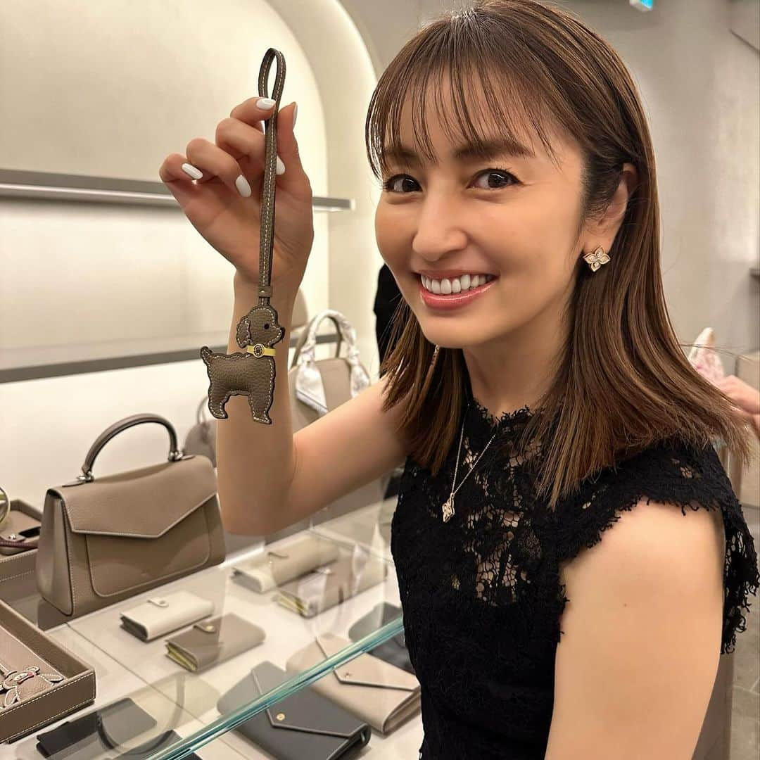 矢田亜希子さんのインスタグラム写真 - (矢田亜希子Instagram)「いつも愛用しているBONAVENTURAさん。 BONAVENTURA銀座フラッグシップストアが11月10日オープンする‼︎ということでお伺いしてきました‼︎ とても広々した綺麗な空間にうっとり。そして、可愛い素敵なバッグや小物がたくさん‼︎ 新色、限定色のボルドーもとても素敵でした。iPhoneケースも新調したいと思います。あと、とーーっても可愛い動物のチャーム💕プードルちゃんを予約させてもらいました！ 皆さまもぜひ行ってみてください‼︎  @bonaventura.official  #BONAVENTURA #ボナベンチュラ #バッグ#iphoneケース  #PR」11月9日 14時44分 - akiko_yada