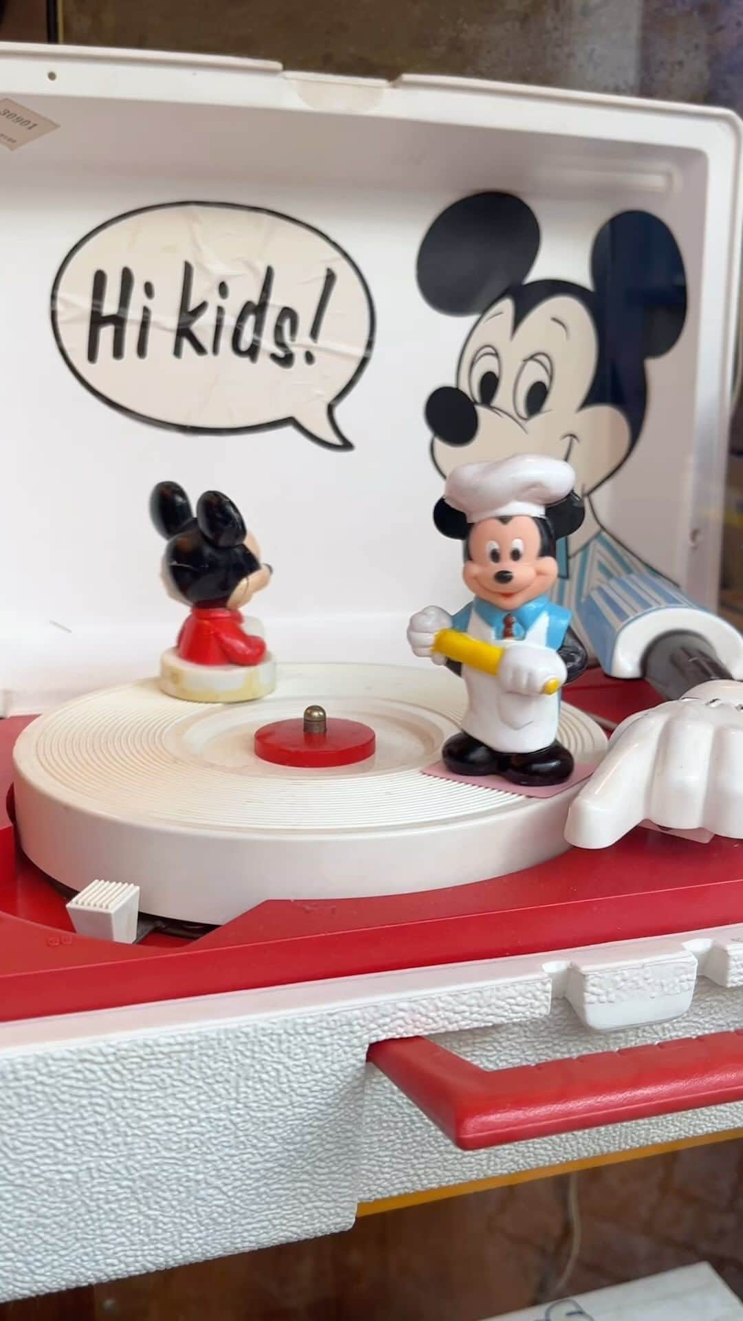 kiarrysのインスタグラム：「1960’s Vintage Disney Mickey Mouse Concert Hall Record Player.」