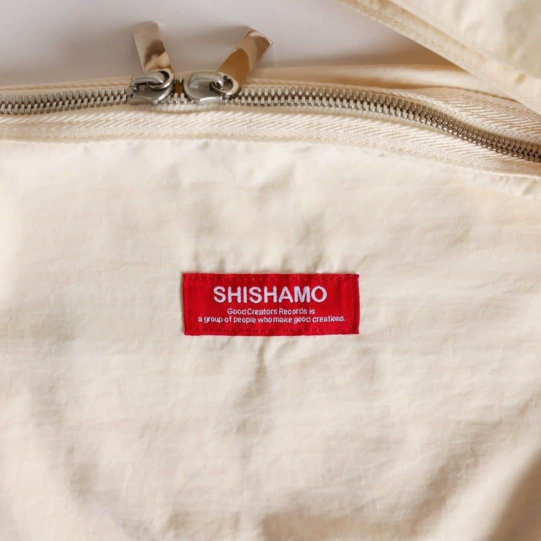 SHISHAMOさんのインスタグラム写真 - (SHISHAMOInstagram)「👜こだわりショルダーバッグ👜 ¥4,500-  メンバーが形や素材など細かいデザインまで全てにこだわり抜いて作ったショルダーバッグ🐟!!! 大きめサイズでどんなシチュエーションにも使いやすいアイテムです🏃‍♀️🚴  👜こだわりショルダーバッグ👜 ¥4,500-」11月9日 14時46分 - shishamo_official