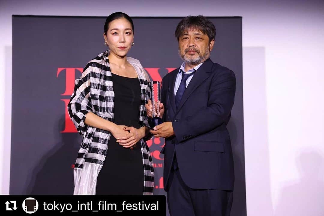 安藤モモ子のインスタグラム：「@tokyo_intl_film_festival ・・・ #TIFFJP クロージング📸  第36回東京国際映画祭 クロージングセレモニー  コンペティション部門 観客賞 『正欲』 岸善幸 監督  おめでとうございます💐  ————————————————  The 36th Tokyo International Film Festival Closing Ceremony  Competition section Audience Award ”(Ab)normal Desire” Director: Kishi Yoshiyuki  Congratulations💐  #TIFFJP #東京国際映画祭」