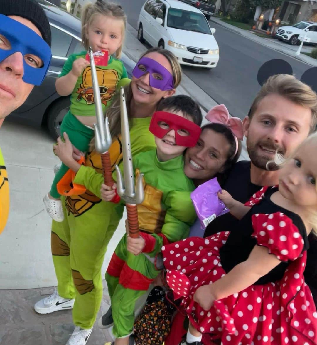 クリスティン・ヒルデブランドさんのインスタグラム写真 - (クリスティン・ヒルデブランドInstagram)「Some Halloween spam - had the best time trick or treating with these little turtles & their baby cousin zara who was the cutest Minnie Mouse. Also sharing a few faves with Rhett and his buds at his school parade💚💚」11月9日 14時48分 - _kristinhildebrand