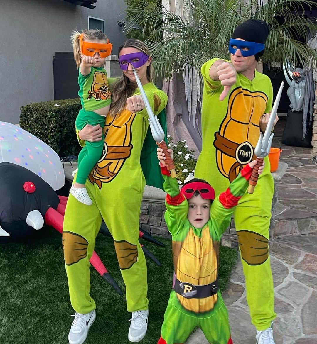 クリスティン・ヒルデブランドのインスタグラム：「Some Halloween spam - had the best time trick or treating with these little turtles & their baby cousin zara who was the cutest Minnie Mouse. Also sharing a few faves with Rhett and his buds at his school parade💚💚」