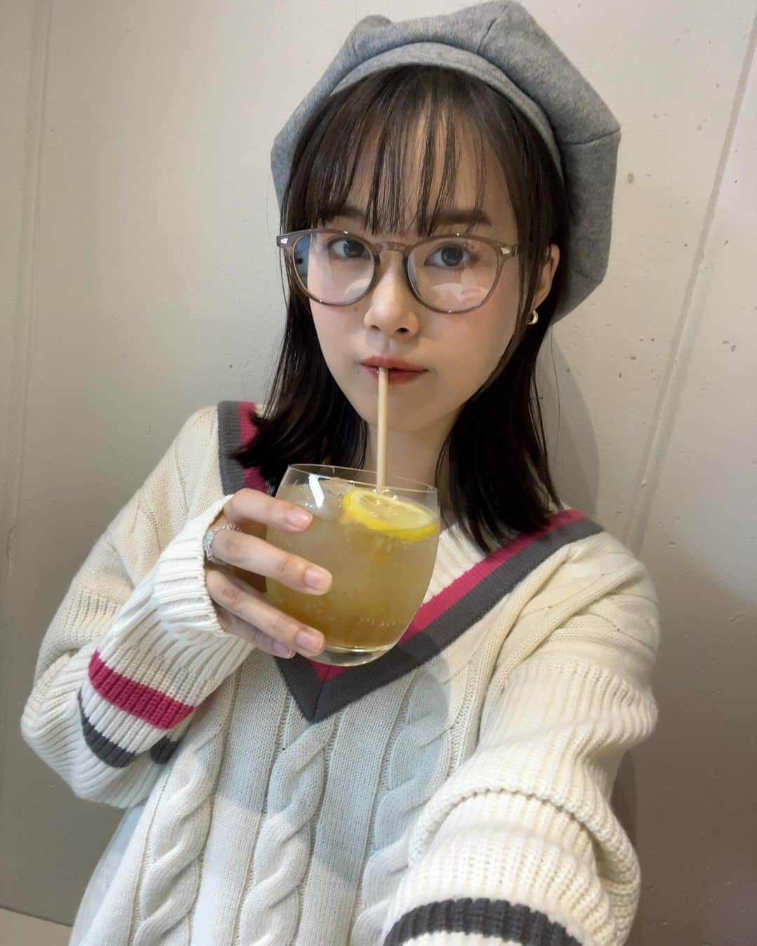 熊田茜音のインスタグラム：「秋だねぇ🍁  #ベレー帽  と  #伊達メガネ  で秋のコーデにしてみたよ！  〜お知らせ〜 11月15日に原宿RUIDOで開催されるライブに出演します！ なんと初の熊田村生バンドで歌います！ しかも！ツーショットチェキもとれます！ ここでしかやらないセトリで挑むよ！ さらに！楽器ももっちゃうよ！🤭 ぜひ遊びに来てね〜🎤   #原宿ruido  #原宿 #cafe  #レモネード」