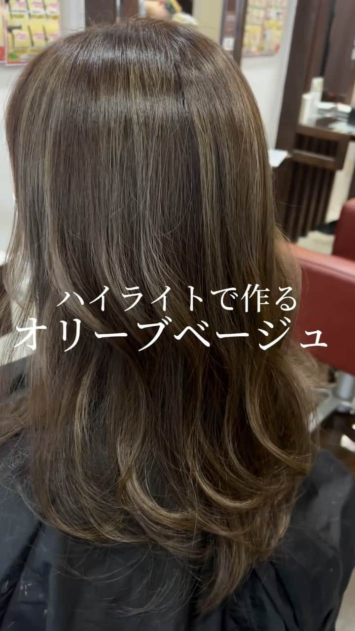 のインスタグラム：「ハイライト×オリーブベージュ  髪を柔らかく見せてくれるマット系のカラー  ハイライトデザインだと、 ベースのブラウンはマロンぽく ハイライト部分はオリーブベージュ系に…🌱  ちなみに巻き髪はひとつ前の投稿の巻き方です！ 簡単にできるのでオススメです🫶🏻」