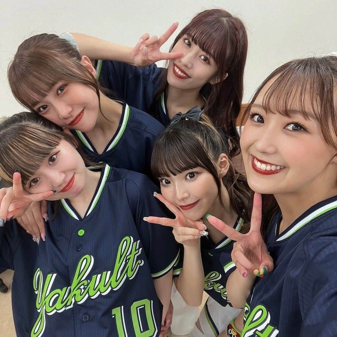 Passionさんのインスタグラム写真 - (PassionInstagram)「皆さま、お久しぶりです！ #10HIIRAGI です！🐤♥️  初めに、2023シーズン、沢山の温かいご声燕をいただきありがとうございました！✨  今シーズン、光栄なことに新メンバーとしてPassionに加入させていただき、本当に素晴らしい経験をさせていただきました。 初めて来場者様のいるグラウンドで踊ることが出来たとき、言葉では言い表せない程に強く感動し、涙が流れそうになるのを我慢した記憶があります。 そして同時に、Passionとしてそこに立てていることへの感謝の気持ちでいっぱいになりました。  グラウンドに立って感じる皆さまの熱い熱いご声燕、沢山の傘の花で溢れるスタンド、TEAM SWALLOWS が一体となっている神宮球場は本当に素晴らしく、今シーズン皆さまと一緒に応燕できたことをとても幸せに思います😌💚☂️  試合前グリーティングやイベント企画などでファンの方々と交流ができたこと、横浜燕征や神宮球場でのチアコラボなど、今シーズンの出来事の中で印象に残っていることは沢山あるのですが、特に強く印象に残っているのは、神宮グルメとコラボさせていただけたことです！🍠 皆さま、秋のPassionグルメはお楽しみいただけましたでしょうか？🍁 店頭でのグリーティングの際に、「美味しかった！」「次はこれ買うね〜！」などのお声をいただき、スワローズファンの皆さまがコラボ商品を楽しんでもらうことが出来てとても嬉しかったです！🫶🏻  改めまして、今シーズンありがとうございました！ スワローズファンの皆さま、Passionメンバー、そしてスタッフさん、関係者方々の支えがあり、今シーズン全力で駆け抜けることができました！ このシーズンで経験させていただいたことは全て私の宝物であり、一生忘れません。 皆さまとの出会いに感謝し、そして、これからもスワローズを全力で応燕していきたいと思います！ TEAM SWALLOWSが大好きです！💙🤍❤️  本当に本当に、ありがとうございました！！！  #東京ヤクルトスワローズ #東京 #ヤクルト #スワローズ #Swallows #YS #TOKYO #応燕 #情熱 #プロ野球 #Passion2023 #パッション #さあ行こうか #感謝 #TEAMSWALLOWS」11月9日 15時00分 - ys_passion_official