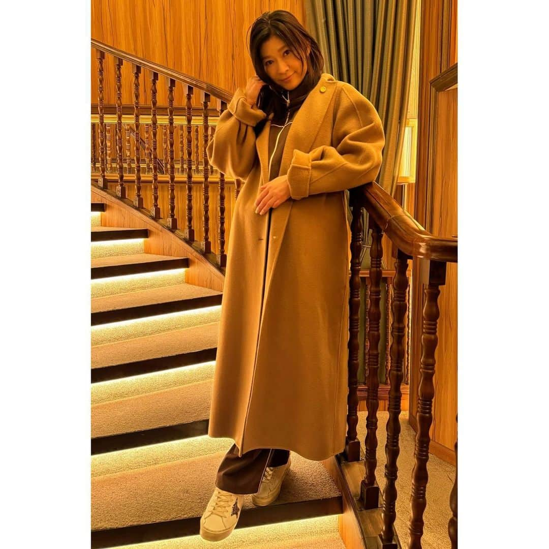 弁護士ソドムさんのインスタグラム写真 - (弁護士ソドムInstagram)「. 3話の #ハイエナ コーデ👗✨  ブラウンジャージのセットアップに ベージュのコートを合わせた秋らしいスタイル🍁  洋平（#犬飼貴丈 ）が通うキャバクラで 彼の素性を聞き込む凛子（#篠原涼子 ） キャバ嬢たちから次々に明かされる洋平の実態とは...⁉️ 続きは是非TVerで👀  🚨第3話の配信は11/10（金）20:00まで🚨 お気に入り登録もよろしくお願いします🙏  #goldengoose」11月9日 15時00分 - tx_dorama8