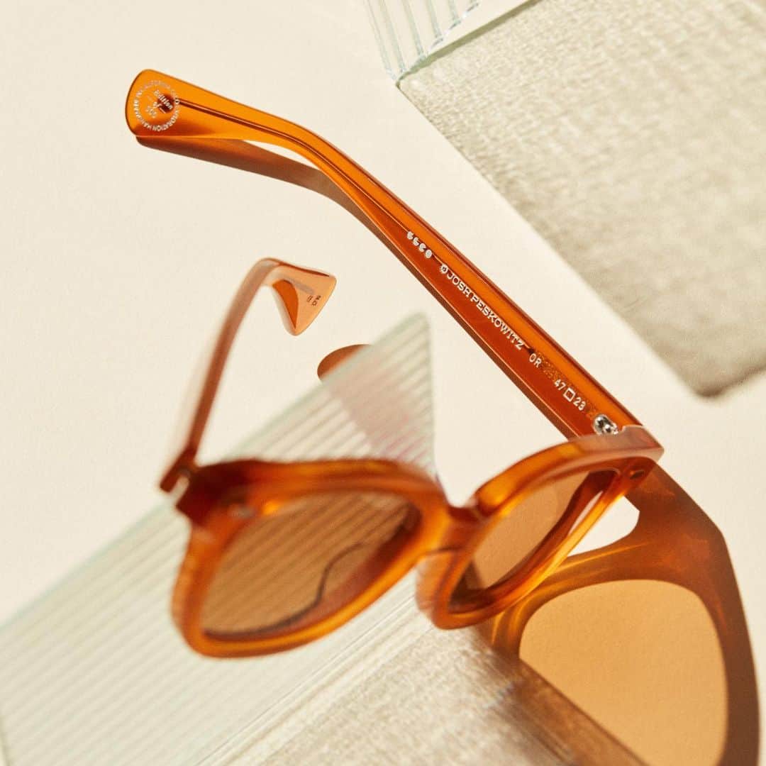 ジーエルシーオーのインスタグラム：「GLCO x Josh Peskowitz Sun in Orange with Marigold lenses.  This frame is available in three unique colorways, all hand selected and perfected by Josh himself, and draws inspiration from vintage Japanese eyewear. Featuring a smooth and minimal front plaque, real rivets and constructed from 6.5mm Japanese acetate - complimented by 3-barrel hinges and 100% UV protection.」