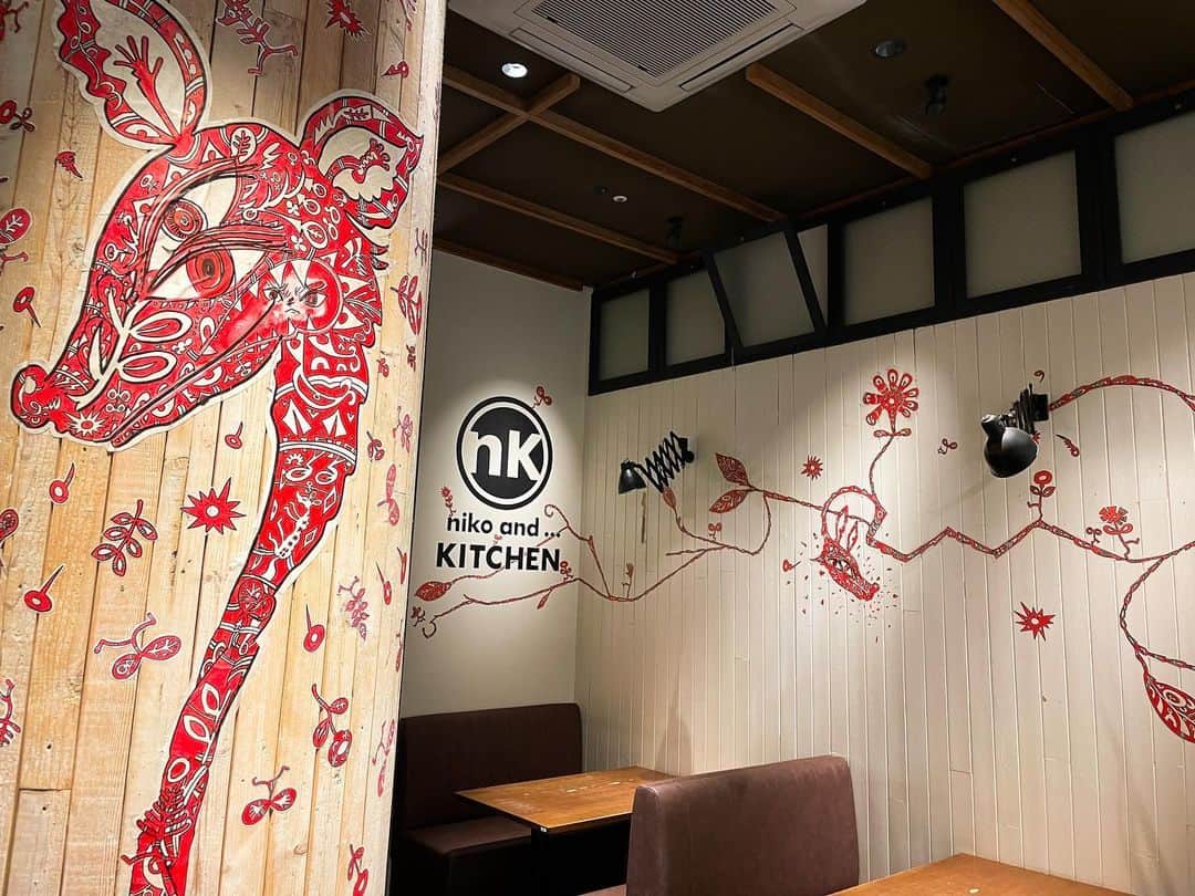 のインスタグラム：「. _____________________   ✨niko and ... KITCHEN✨ 　📍横浜ベイクォーター 　　　- #GALLERY - _____________________   niko and ... KITCHENの店内では期間限定で アート＆デザインの街 ＠ヨコハマポートサイド地区 「食とアートと人と街 2023 秋」と連動した店内装飾となっております✨  11月2日から１ヶ月間、ヨコハマポートサイド地区および周辺の飲食店、店舗、オフィスエントランス等にアート作品が一堂に展示されます✨  niko and ... KITCHEN横浜ベイクォーター店では、 国内外で活躍するアーティスト淺井裕介氏によるマスキングプラントがたちあわられます❣️  ぜひマップを片手に食とアートと人と街をお楽しみくださいませ💕  _____________________  #nikoand #ニコアンド #であうにあう #styleeditorialbrand #uni9uesense #nikoandkitchen #レストラン #横浜グルメ  #期間限定 #編集という視点を食にも #食とアートと人と街2023」