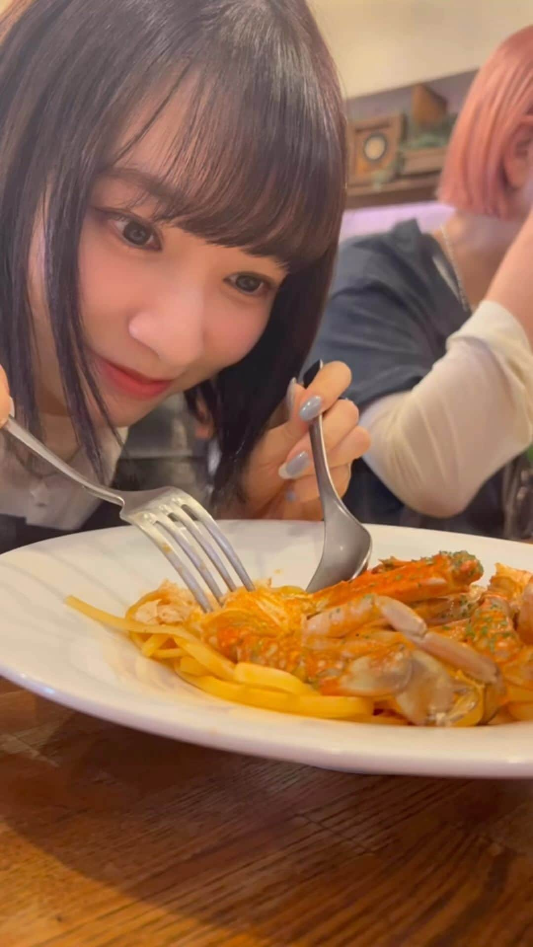 佐藤詩織のインスタグラム：「大好物を紹介してます🦀写真だとおもったら動画だった」