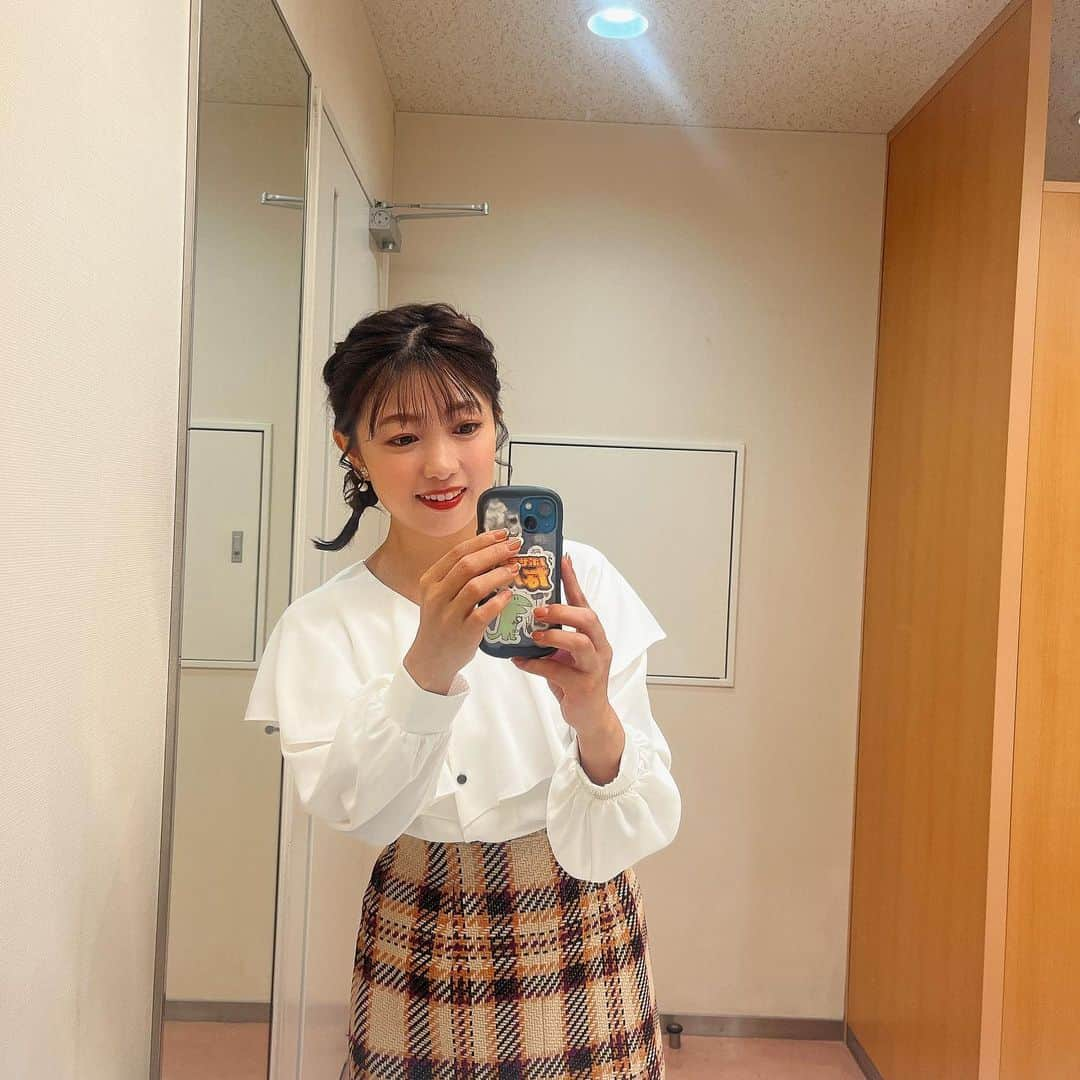 川崎優のインスタグラム：「. . お手洗いでひとり半笑いの夜中🧑‍🦱 . #バリはや #スタジオ衣装 #髪の毛」