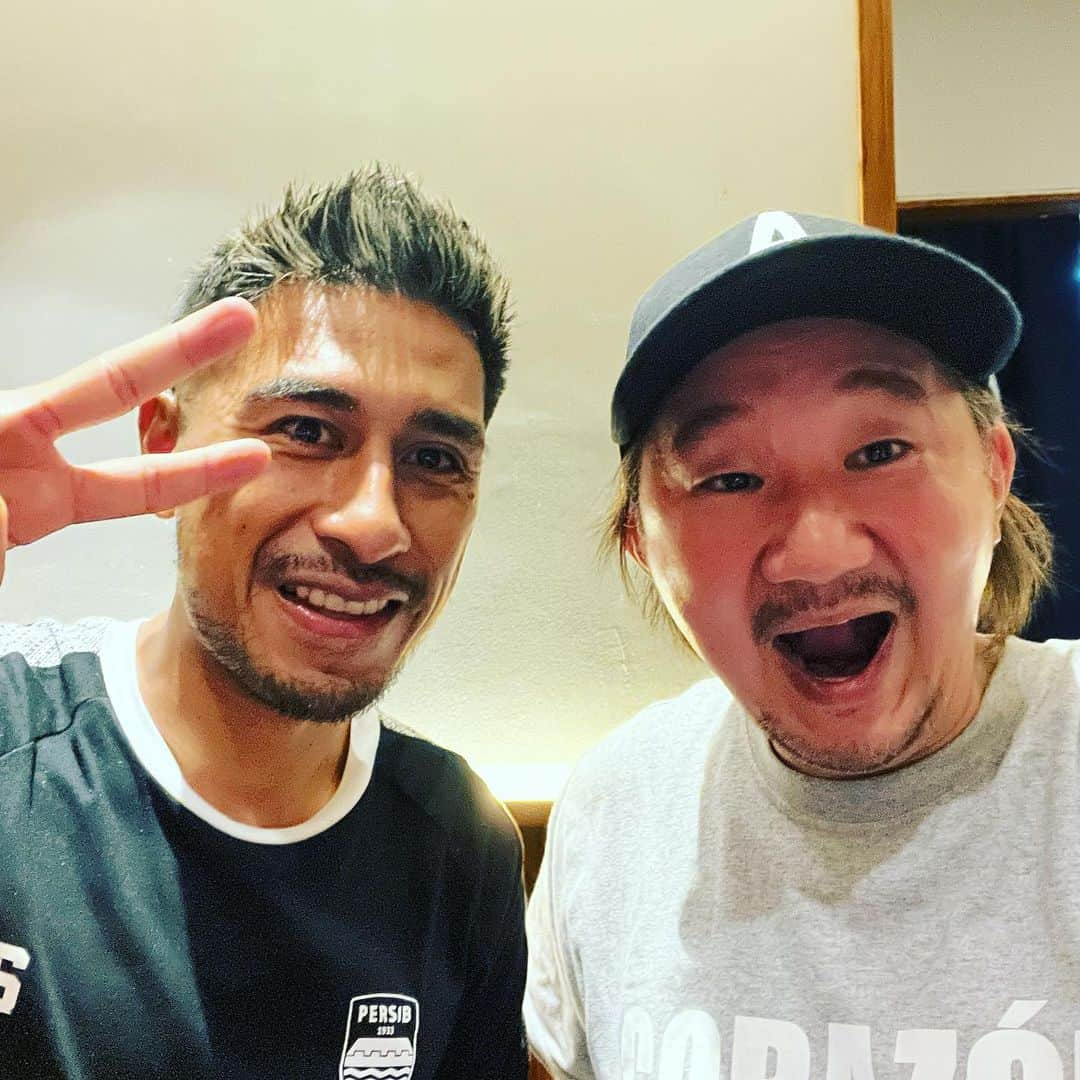 植田朝日のインスタグラム：「🇮🇩🇮🇩🇮🇩  試合後、ペルシブのスーパースター フィリピン代表の佐藤大介とディナー。  数年前までフィリピンで500人ぐらいのスタジアムでプレーしてたのに、今は普通に街を歩けないぐらいのスタープレーヤーだもんな⁉️  情熱大陸とかで見たいわ！w  マジでインドネシアのサッカー熱はヤバい‼️🔥  #サッカー旅 #佐藤大介 #インドネシア旅 #persibday #persib #FooTravelleR #朝日旅」