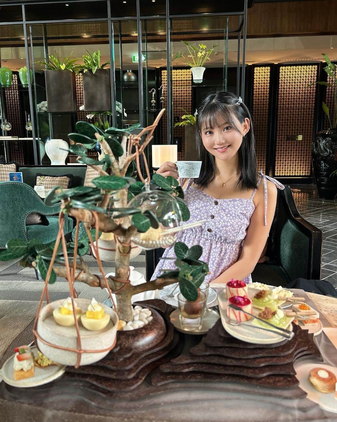 愛咲りりのインスタグラム：「ドライアイスの命が限られていたので急いで写真を撮りあいました笑 久しぶりのあふぬん、タイの素敵ホテルでできて最高だったな🌿  #thailand #bangkok #hotel #cafe #海外旅行 #タイ #バンコク #ホテル #afternoontea」