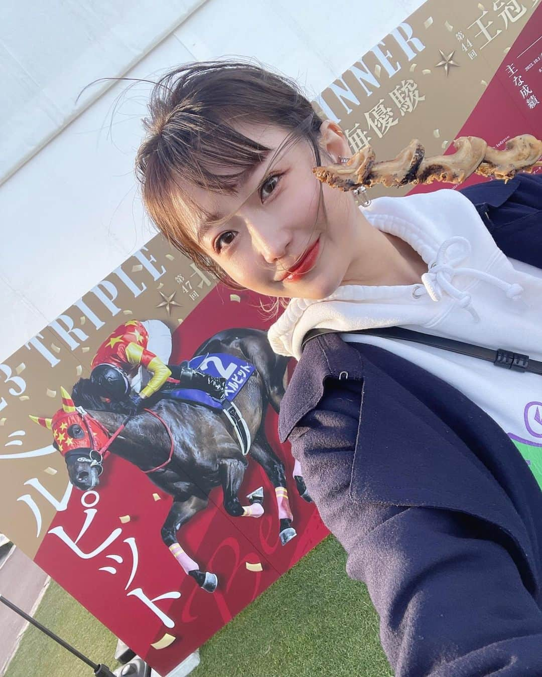 津田麻莉奈さんのインスタグラム写真 - (津田麻莉奈Instagram)「道営記念デーの門別競馬場🐎 楽しんでます！！！ 写真を見て伝わるかと思いますが 門別は結構風があります。さむいです。  石崎水産さんのつぶ串とシシャモ焼き！ 最高においしいー！つぶ大きい！！😋  このあとのトークショーよろしくお願いします！ なまちゃきも少しだけおじゃまします🫶  #門別競馬場 #道営記念 #ホッカイドウ競馬 #まりなる #津田麻莉奈」11月9日 15時20分 - tsudamarinal