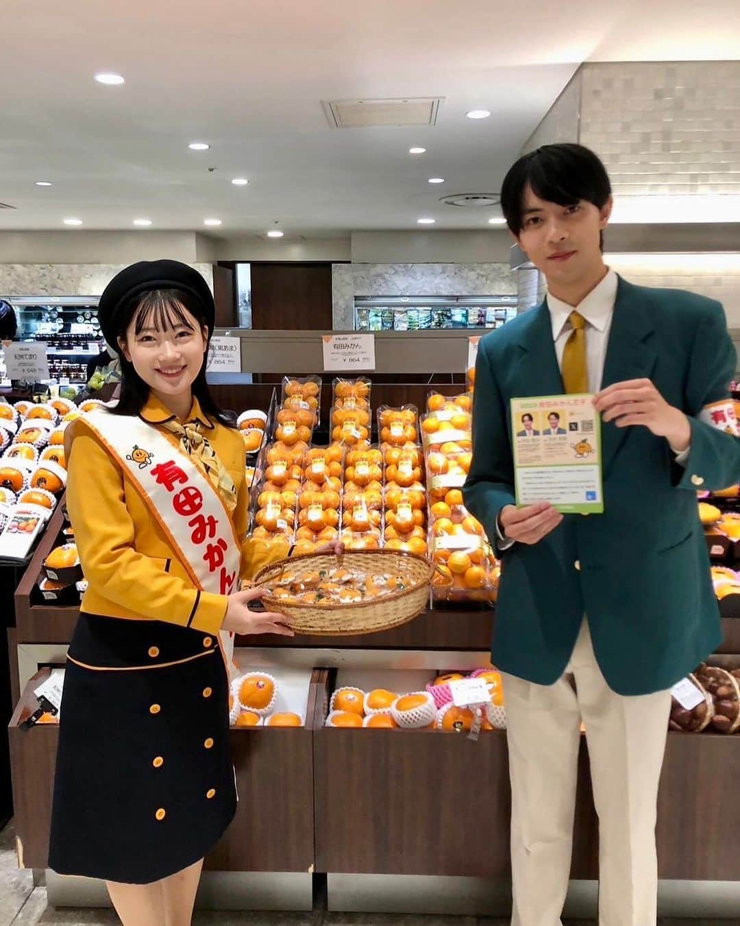 和歌山県食品流通課さんのインスタグラム写真 - (和歌山県食品流通課Instagram)「伊勢丹新宿店にて「みかん・柿・なんたん蜜姫等の和歌山フェア」開催中❗️   　和歌山県・JAグループ和歌山は協働で首都圏百貨店での県産農産物等PRイベント「和歌山フェア」を実施しています🍊  　先月の日本橋三越本店・銀座三越に続き、伊勢丹新宿店にて11月8日（水）から11月14日（火）まで和歌山フェアを開催中です！フェア初日は、有田みかん大使と有田みかん王子もPRに駆けつけてくれました。11日（土）12日（日）には、13時と15時から、みかんの無料配布を行うほか、ゆるキャラ「かきたん」も登場します！   お近くにお立ち寄りの方はぜひお越しください✨️   期間：令和５年11月8日（水）～11月14日（火）　 場所：本館地下１階フレッシュマーケット他 　　　営業時間10：00～20：00 内容：みかん、紀の川柿、紀州てまり、あんぽ柿、 　　　なんたん蜜姫、紀州和華牛、生メカジキの販売。 　　　イセタンクラフトビアバーでの県産クラフトビールの　　　　 　　　ＰＲ販売。 　　　キッチンステージでのみかん、ミニトマト、 　　　なんたん蜜姫のメニュー提供。    #伊勢丹新宿店 #和歌山フェア #みかん #有田みかん #柿 #紀の川柿 #紀州てまり #あんぽ柿 #なんたん蜜姫 #紀州和華牛 #生メカジキ #ミニトマト #赤糖房 #キャロル７ #有田みかん大使 #有田みかん王子 #かきたん #おいしい健康わかやま #tasty_healthy_wakayama #なんて素敵な和歌山なんでしょう #wakayama #和歌山県 #insta_wakayama #おいしく食べて和歌山モール」11月9日 15時12分 - tasty_healthy_wakayama