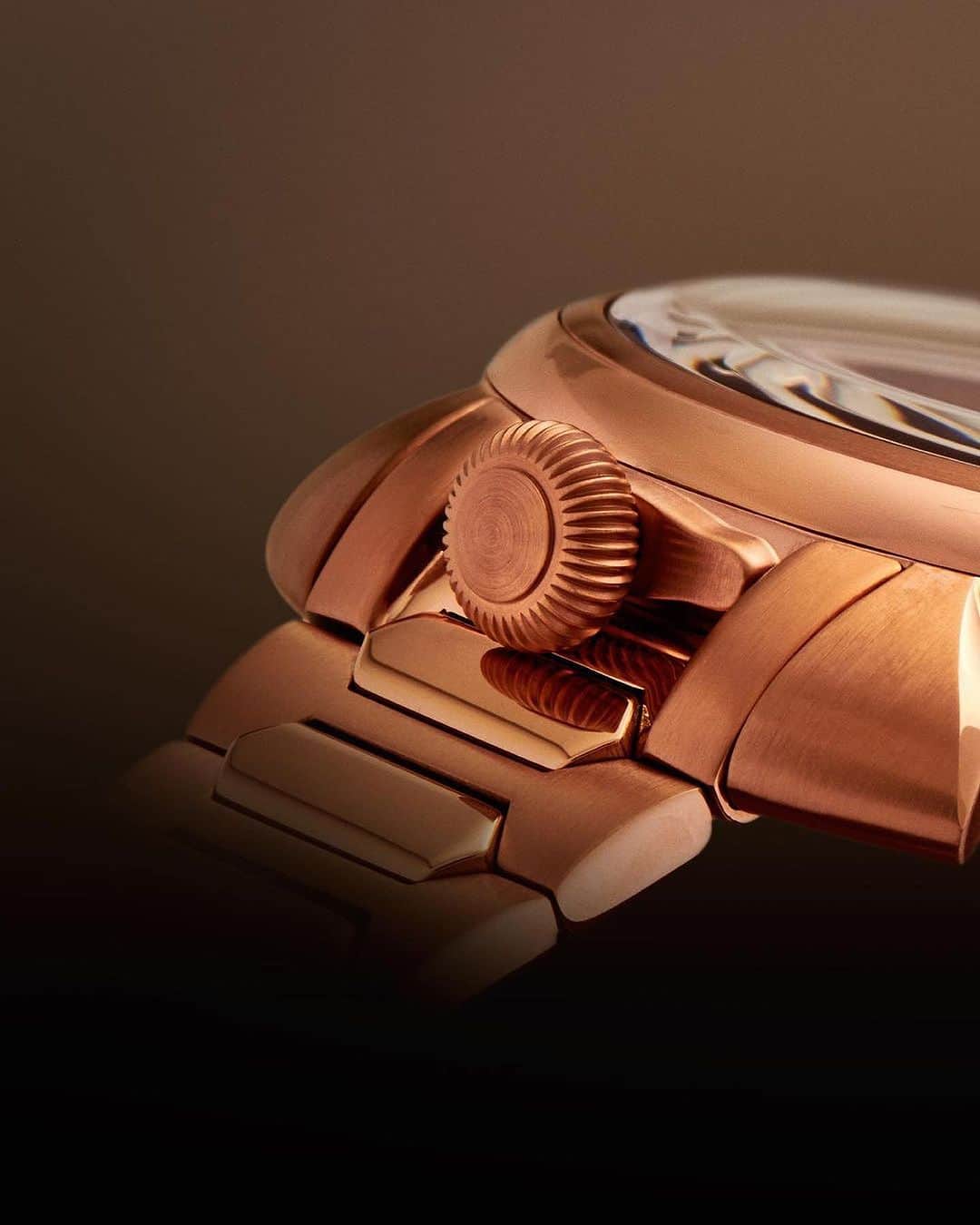 GaGa MILANO 公式 アカウントのインスタグラム：「マヌアーレ44MM  肌馴染みの良いピンクゴールドは程よいラグジュアリー感で腕元をランクアップしてくれます。  直営店舗、またはプロフィールTOPの公式オンラインストアにてお取り扱いございます。 ぜひこの機会にご覧ください。  ◆Official Online Store◆ www.gagamilano.net  Omotnsando(Tokyo)表参道店 TEL:03-6447-2974  Shinsaibashi(Osaka)心斎橋店 TEL:06-6226-8895  #GaGaMILANO  #ガガミラノ」