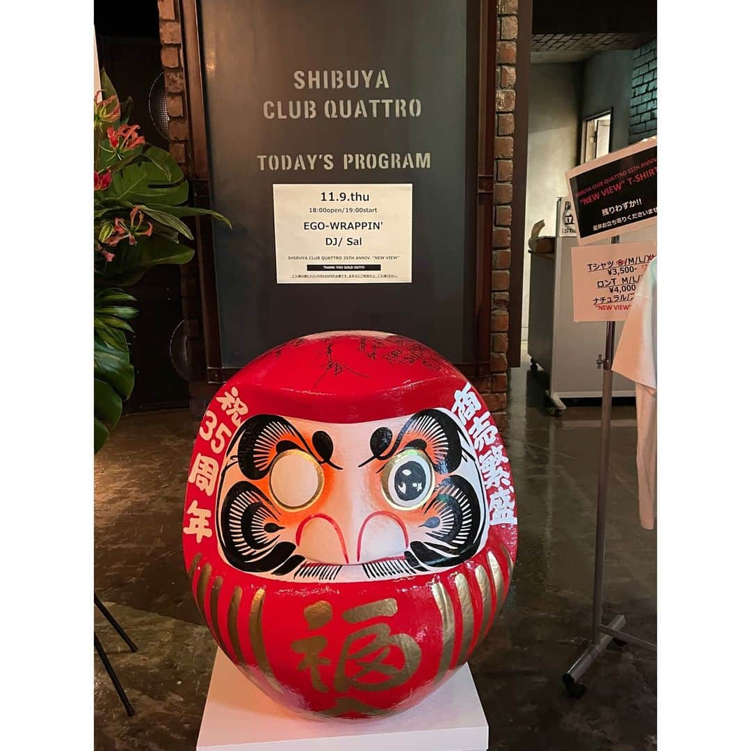 EGO-WRAPPIN'のインスタグラム：「本日は、 SHIBUYA CLUB QUATTRO  35TH ANNIV. "NEW VIEW"  EGO-WRAPPIN’  live tour "Ooh Poo Pah Doo"　 の初日です！  グッズの先行販売は、渋谷クラブクアトロにて16:30～の予定です。  先行販売はチケットをお持ちでないお客様もご利用いただけます。  また、16:30より通信販売も行いますので、残念ながら会場に来られない方は、ぜひご利用ください。  ＜オフィシャル通販サイト＞ https://acqua-store.jp/pages/ego   #egowrappin #エゴラッピン  #OohPooPahDoo   #伊藤大地 さん @trimtrab88  #真船勝博 さん @mafu_mafune   #tucker さん @tuckerelecton   #icchie さん @iccccchie   #武嶋聡 さん @takesax」