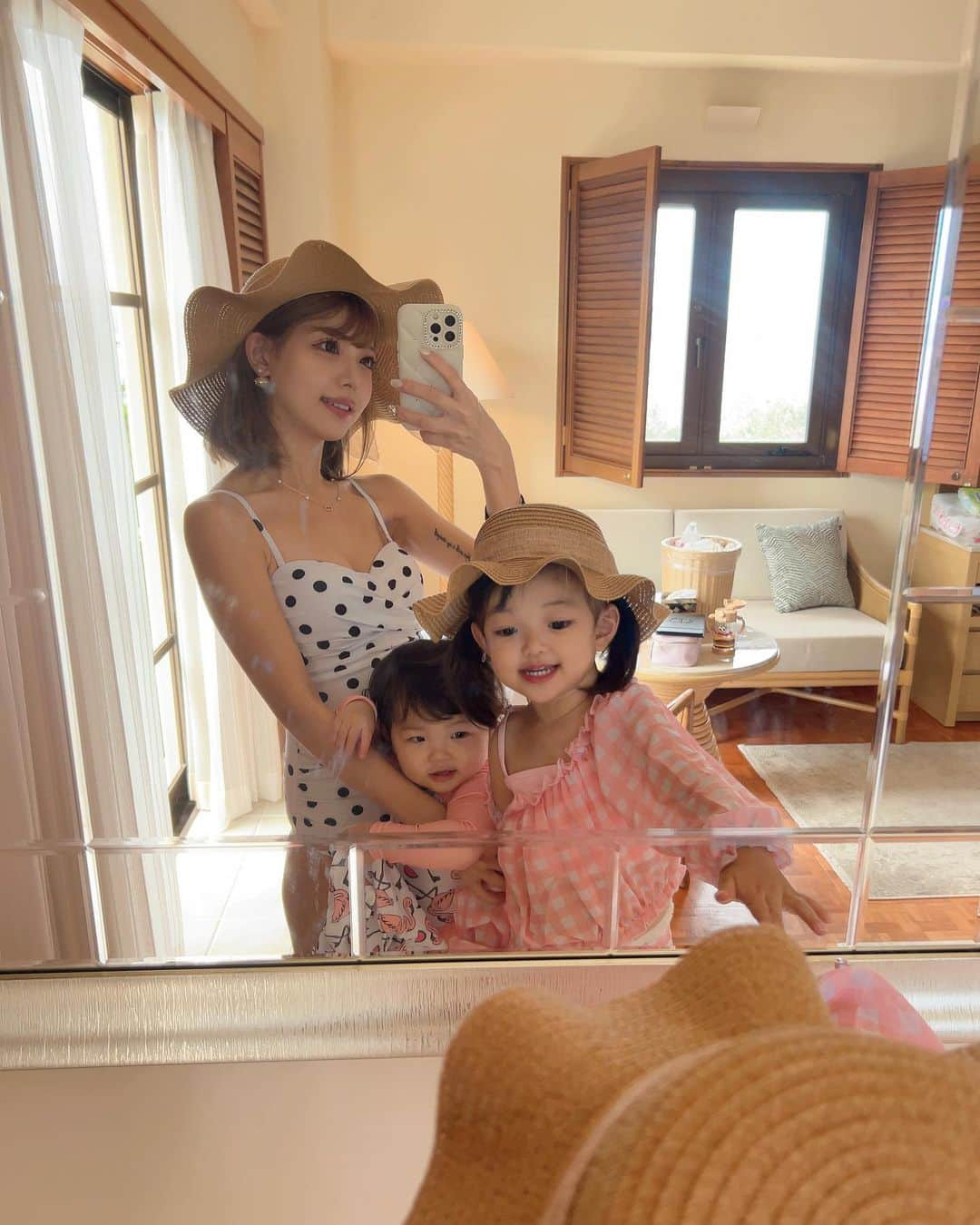 YUNAさんのインスタグラム写真 - (YUNAInstagram)「載せてなかった写真📸  年子姉妹mama👶🏻👧🏻👩🏻‍🦰  .  .   #２児のママ  #年子姉妹ママ  #姉妹ママ  #沖縄旅行  #子連れ旅行  #ブセナテラス  #女の子ママ  #ママファッション  #親子水着コーデ  #親子コーデ  #アイラブママ  #ラブママ専属モデルオーディション」11月9日 18時00分 - 24yunaa