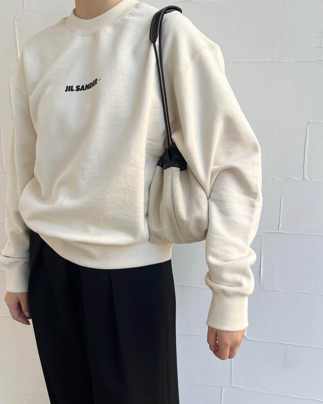 【ANN DE ARKのインスタグラム：「JIL SANDER  SWEATSHIRT ￥90,200(tax in)  ⁡ ⁡ ⁡ 詳しくはオフィシャルサイト【ARKnets】にて。 ■商品や通信販売に関しまして ご不明な点がございましたらお気軽にお問い合わせください。 ———————————— オフィシャルサイトの在庫と店頭在庫は共有しております。 商品に関しましては、お気軽にコメントや店舗までお問い合わせください。 ⬇︎⬇︎⬇︎ @ann_de_ark  @arknets_official ⁡ #fashion #栃木 #宇都宮 #ショップ #セレクトショップ　#arknets #anndeark #jilsander  -———————————」