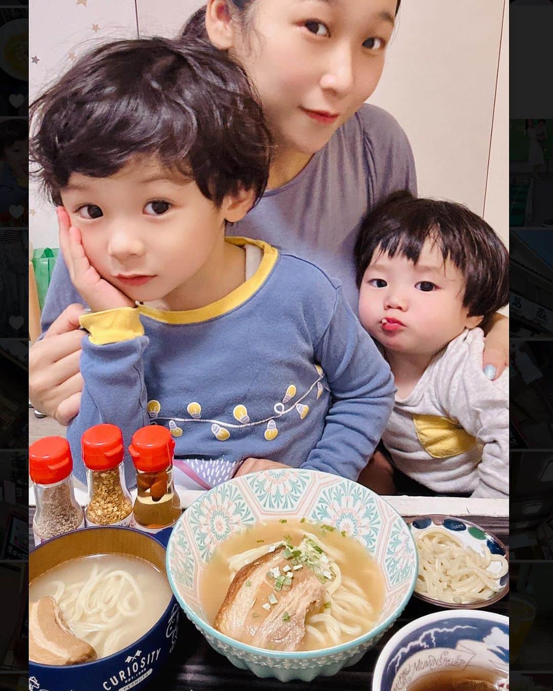 世手子さんのインスタグラム写真 - (世手子Instagram)「#PR Recently, my baby wants to eat the same things as adults👶 Rafute soba with my gluttonous baby and my eldest son🍜 We want to go to Okinawa someday☺️ @08miyarasoba #ラフテーそば たべたわ(^ ^) 沖縄の方言で三枚肉をラフテーっていうんだって(*^_^*) 「泡盛」を使用して煮込んでおり厚くてボリュームがあるが、柔らかく煮込んでいるのでがぶりと噛んでも嚙み切れるほど柔らかいのがポイント(*☻-☻*) プルプル柔らかい皮には、コラーゲンがたっぷりなので美容効果もありながら、美味しさを楽しめるよ（≧∇≦） 最近寿々太郎はんがみんなも同じもの食べれないとめちゃくちゃ怒るのでww 家族みんなで食べたよ(*≧∀≦*) ママは島唐辛子かけて最高に美味しい😋 育児ママでも簡単に作れるからオススメです(*´ー｀*) #宮良そば #宮良そば浦添店 #宮良そば那覇店 #沖縄そば #沖縄そば通販 #沖縄旅行 #沖縄観光 #那覇観光 #沖縄グルメ#全国発送承ります #沖縄そば巡り #沖縄土産 #沖縄そば好き #沖縄そば大好き #沖縄そばランキング #沖縄そば専門店 #オンラインショップ」11月9日 15時33分 - rojide